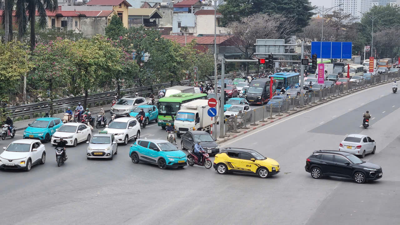 Các phố trung tâm Hà Nội giảm tải, cửa ngõ ken cứng chiều 26 Tết