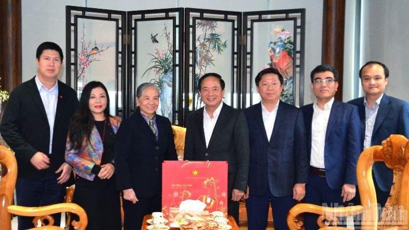 Trưởng ban Tuyên giáo và Dân vận Trung ương thắp hương tưởng niệm Tổng Bí thư Nguyễn Phú Trọng