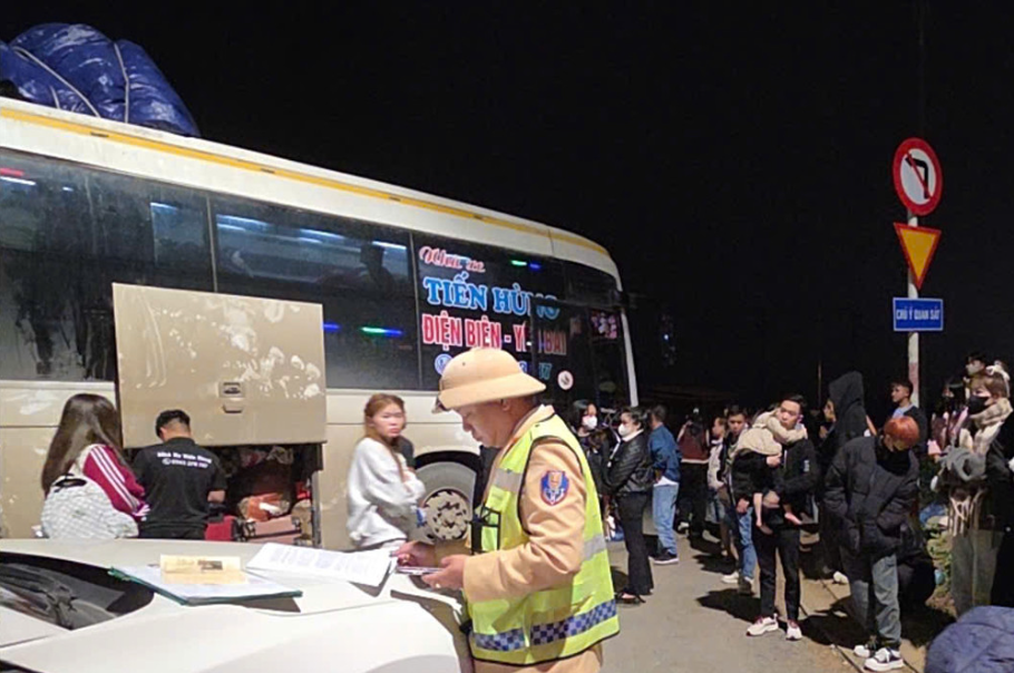Xử phạt nặng nhiều tài xế, chủ xe 'nhồi nhét' hành khách dịp Tết