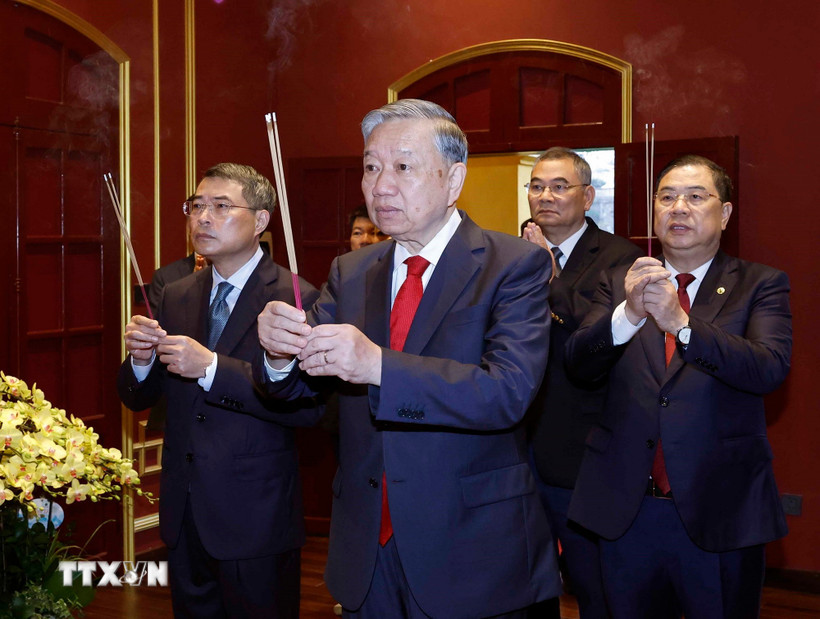 Tổng Bí thư dâng hương tại Khu Di tích Hoàng thành Thăng Long và Di tích Nhà 67