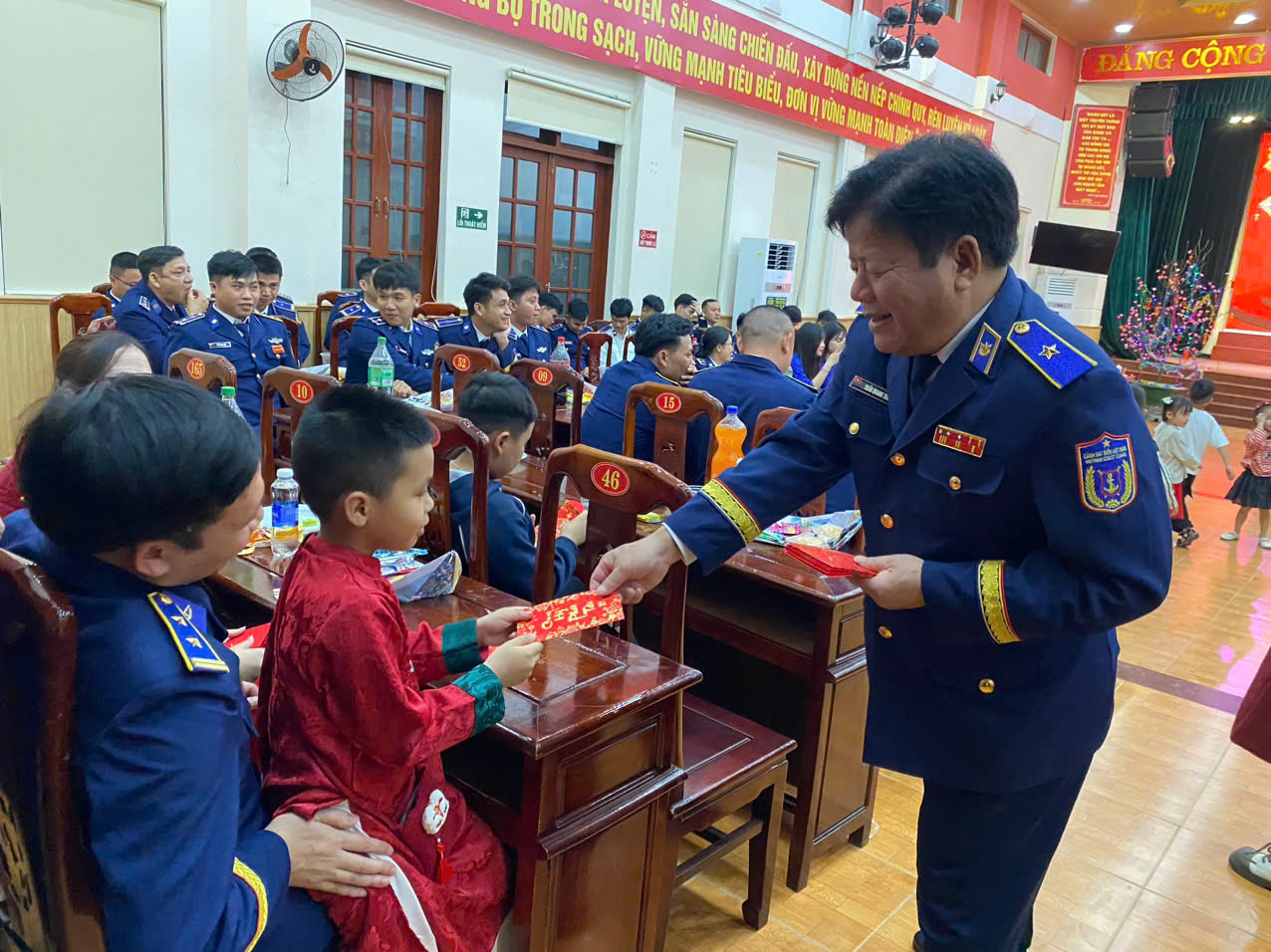 Rộn ràng đêm giao thừa hái hoa dân chủ tại Vùng Cảnh sát biển 2