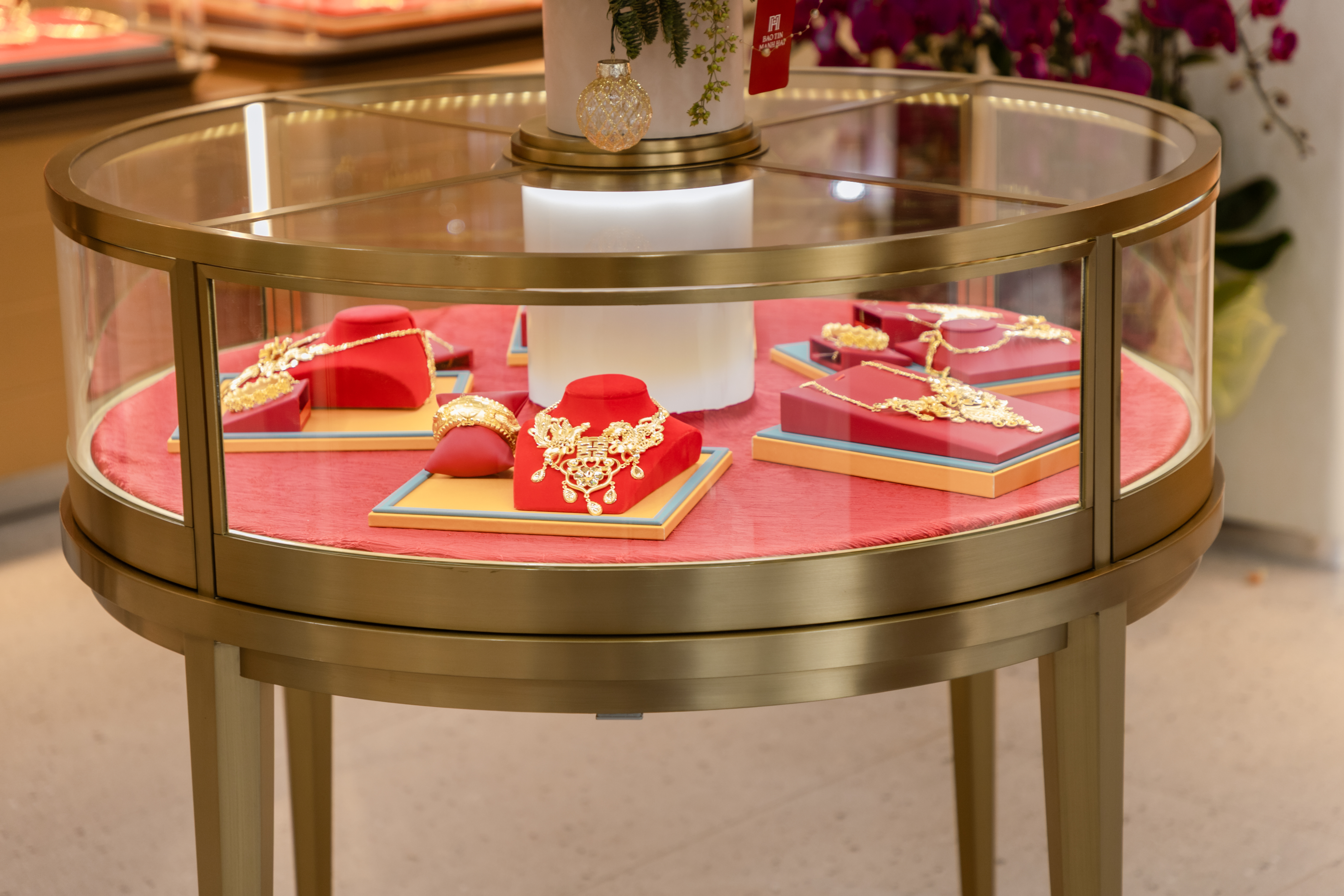 Mùng 1 Tết, giá vàng trượt khỏi mốc 5.000 USD/ounce