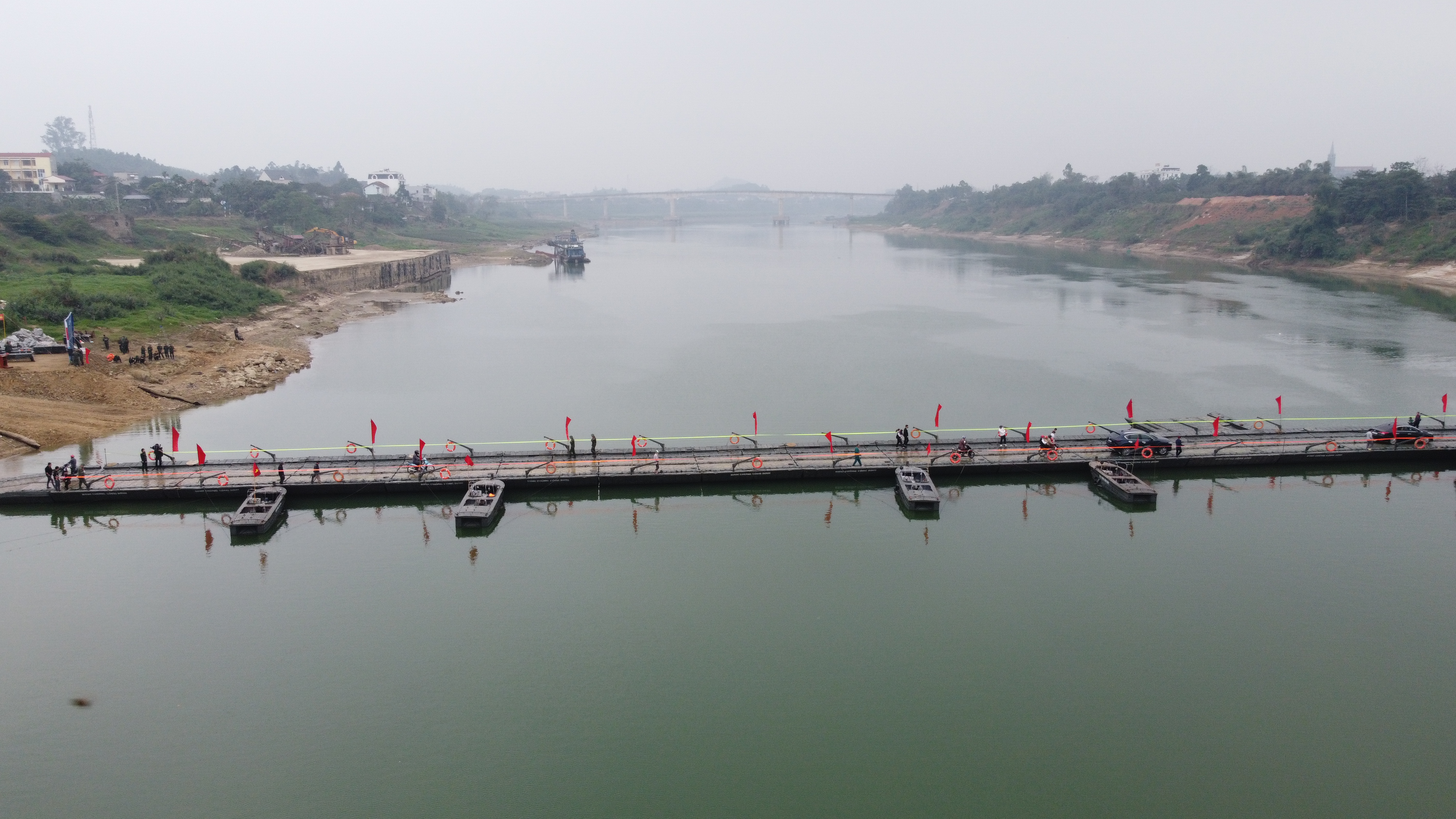 Phú Thọ thông xe cầu phao sông Lô