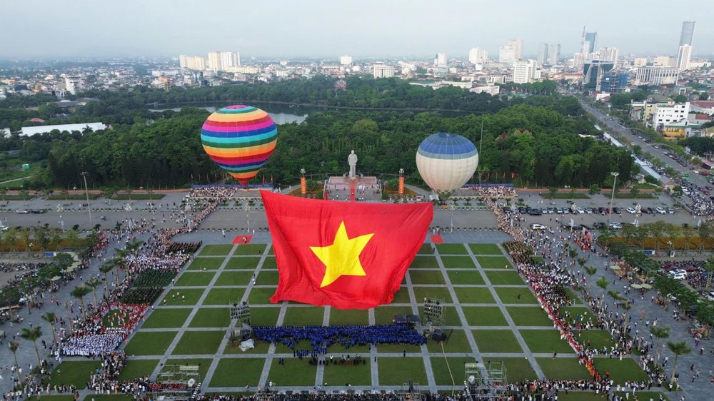 Bay theo đường dân tộc đang bay