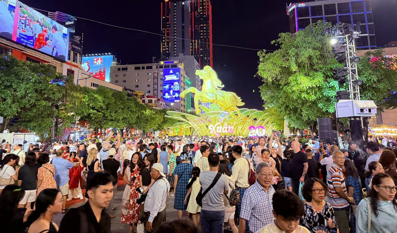 TP. Hồ Chí Minh: 'Biển' người đổ về trung tâm đón khoảnh khắc giao thừa 