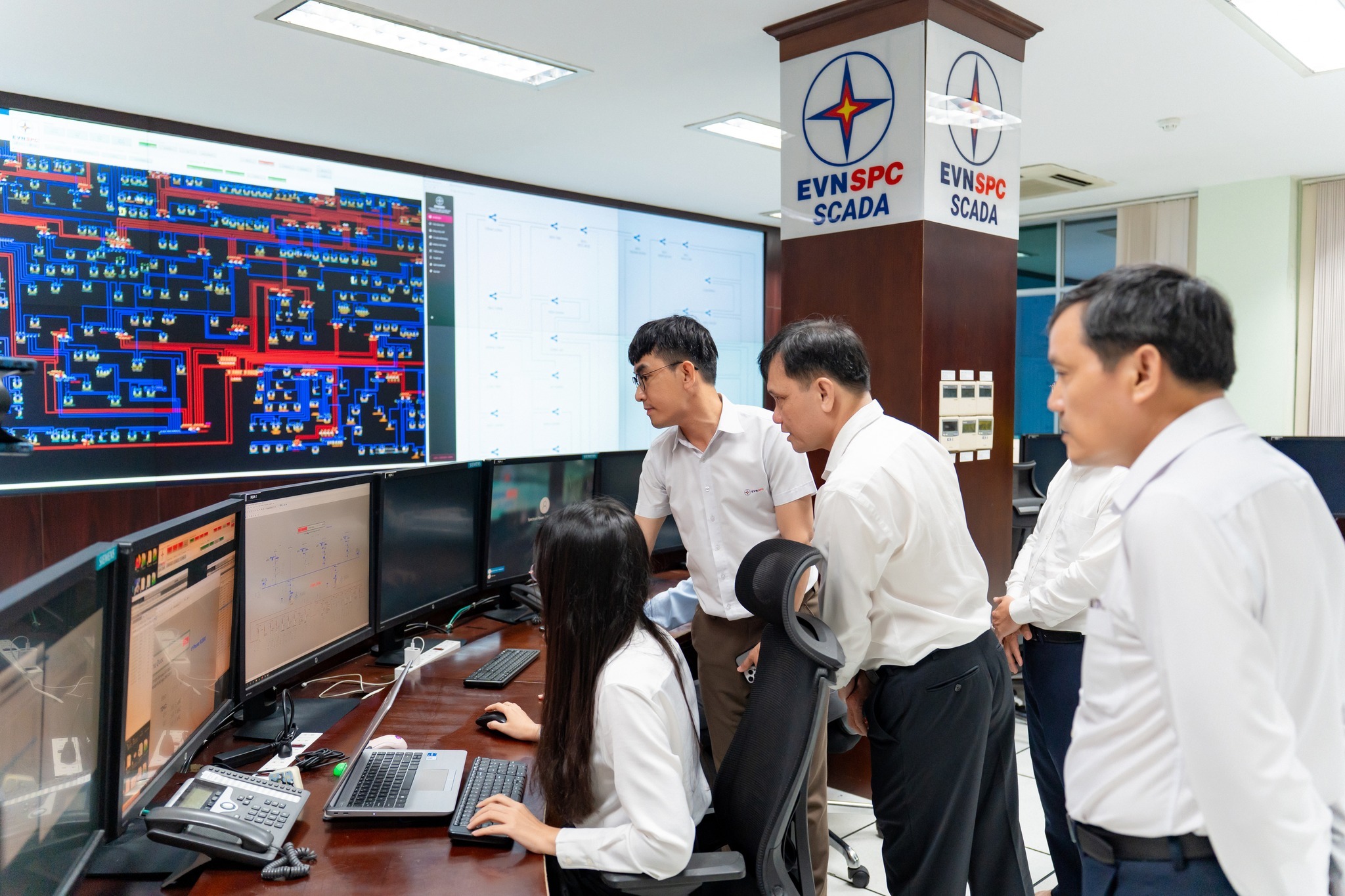 Lãnh đạo EVNSPC thăm hỏi lực lượng 'giữ dòng điện sáng' đêm giao thừa