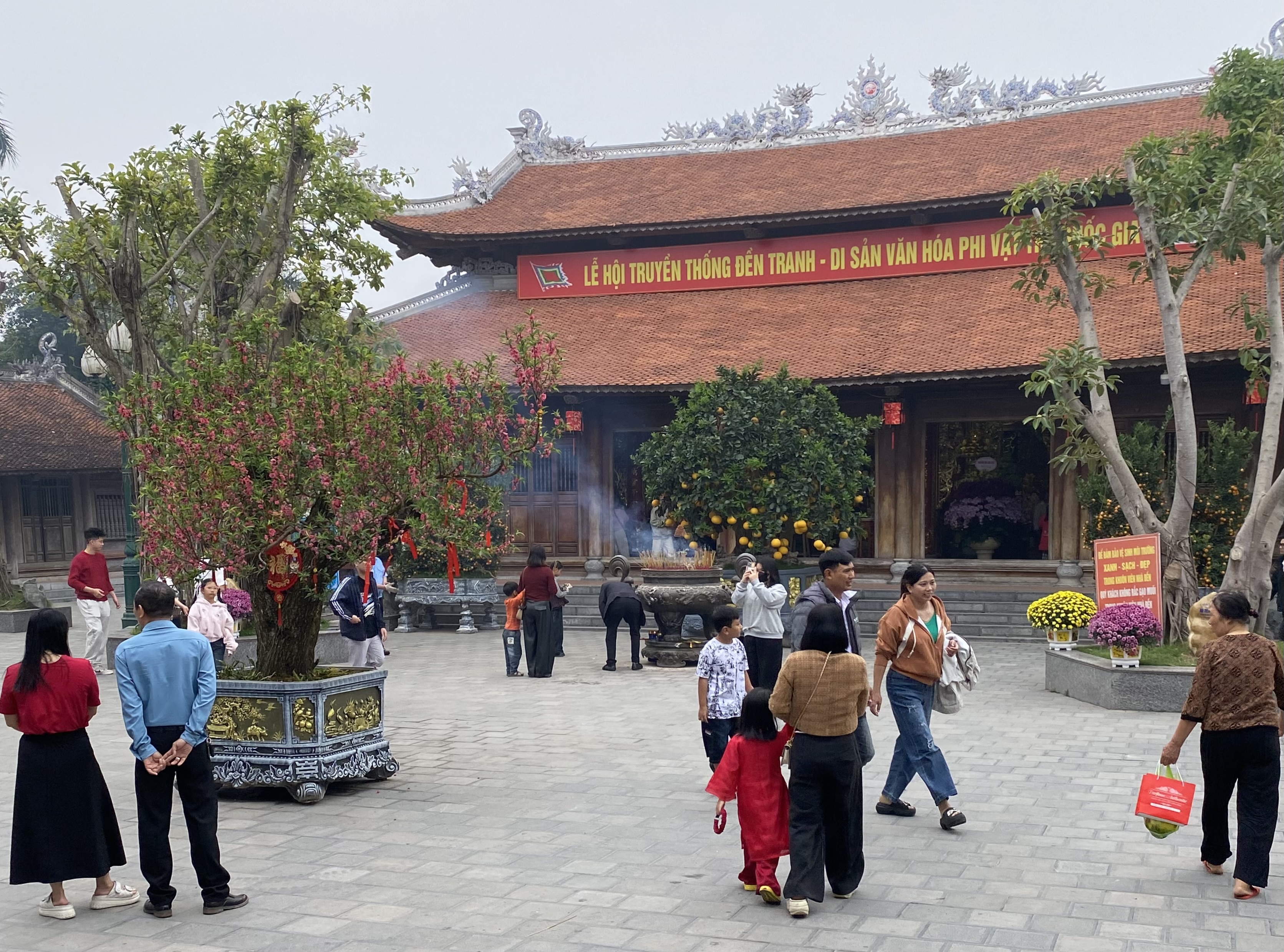 Đền Tranh tấp nập người dân dâng hương đầu năm mới