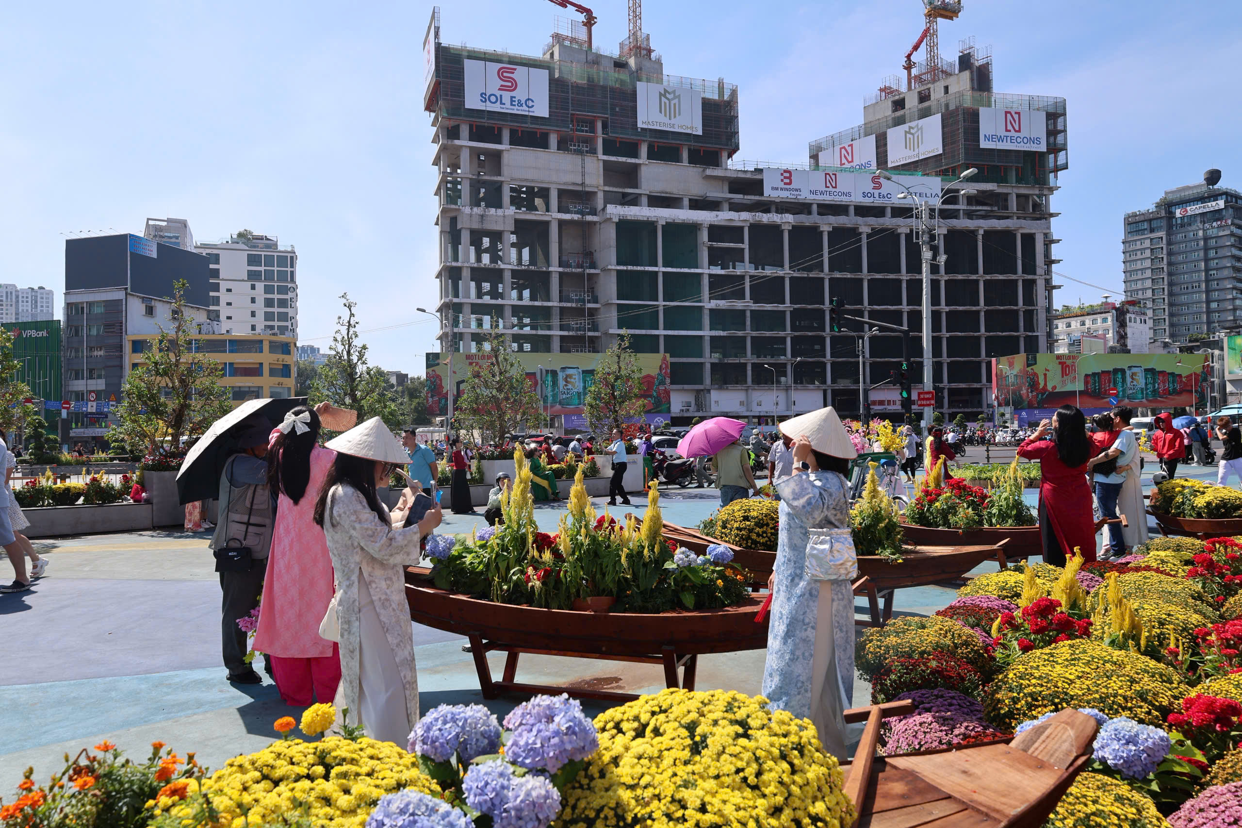 TP. Hồ Chí Minh: Sắc áo dài ngập tràn Chợ Bến Thành ngày đầu năm mới