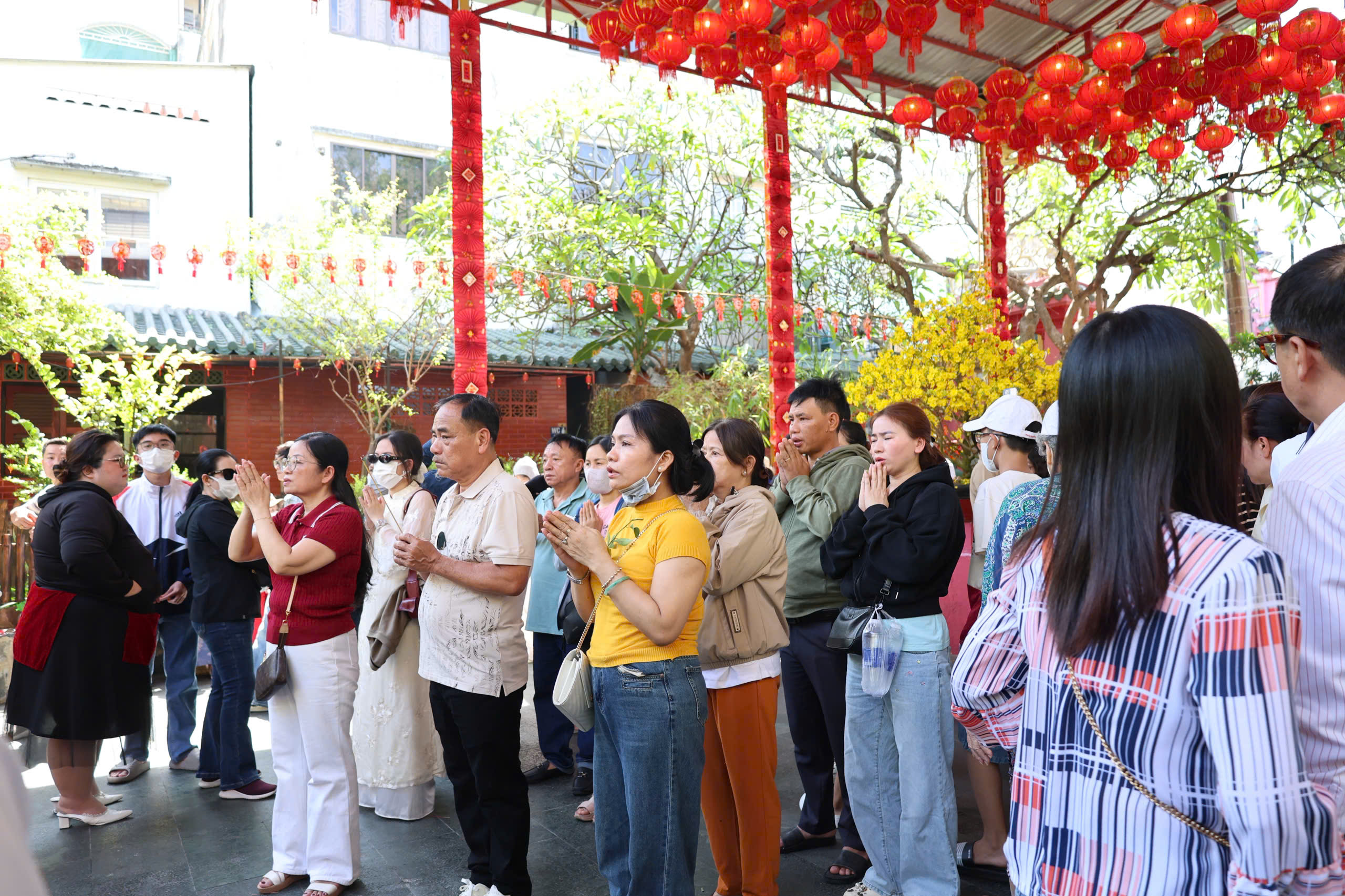 TP. Hồ Chí Minh: Dòng người nối dài tại chùa Ngọc Hoàng ngày đầu năm mới