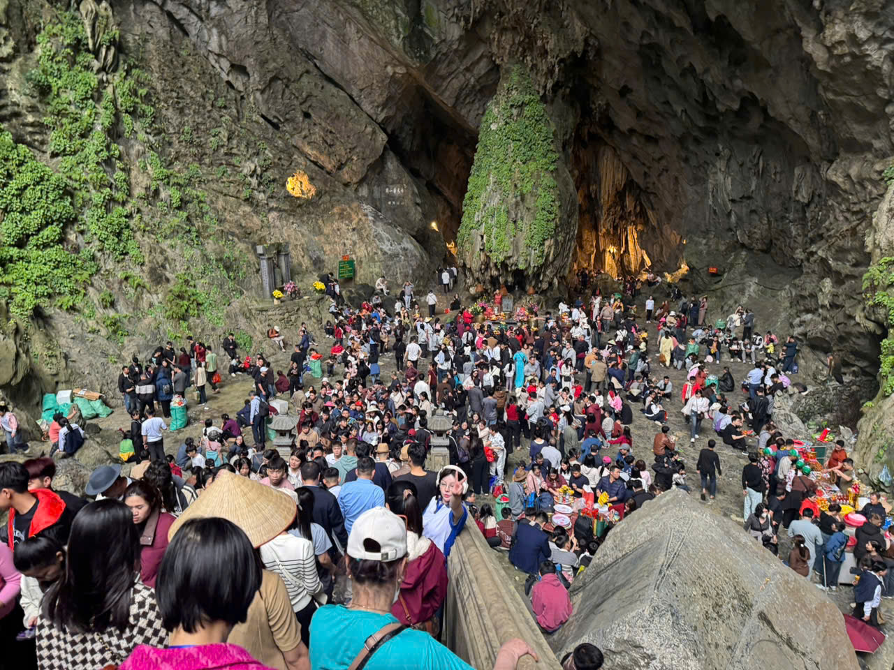 Hà Nội: Gần 25 nghìn người hành hương về Chùa Hương đầu năm mới