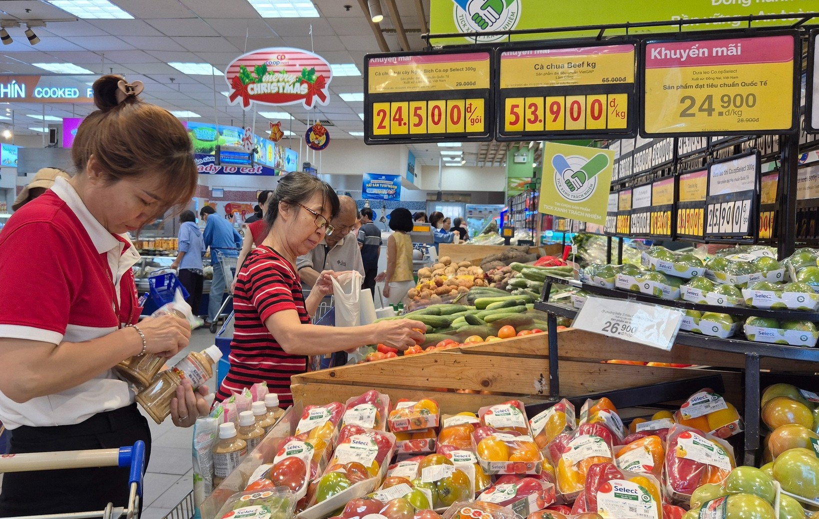 Mùng 2 tết Bính Ngọ: Thị trường hàng hóa cả nước sôi động trở lại