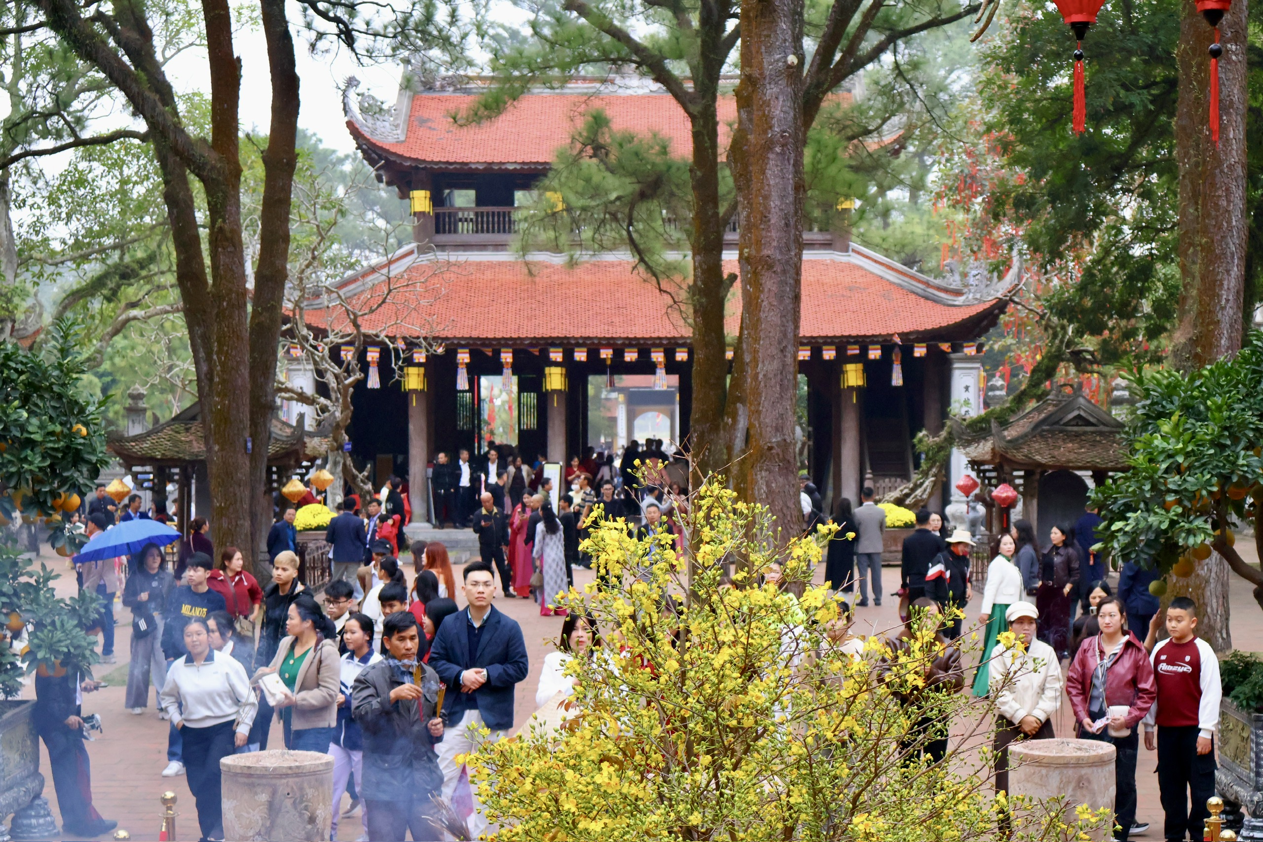 Du khách nô nức du xuân tại Di tích Côn Sơn - Kiếp Bạc