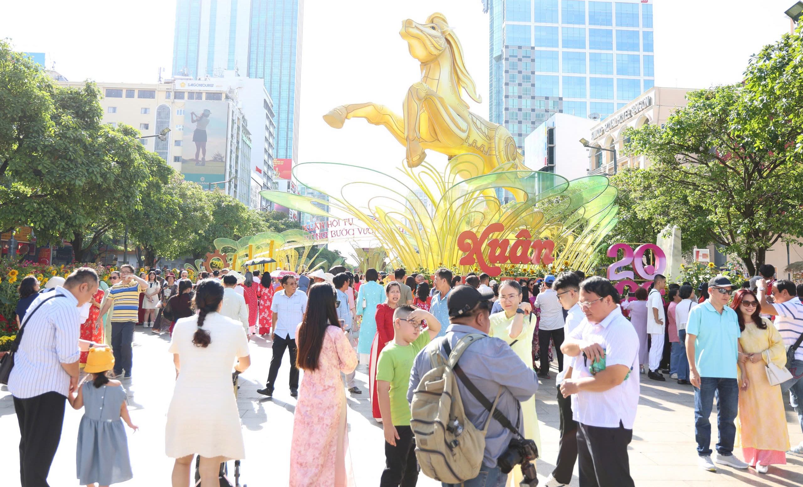 TP. Hồ Chí Minh: Các điểm du lịch, giải trí đông kín khách tham quan