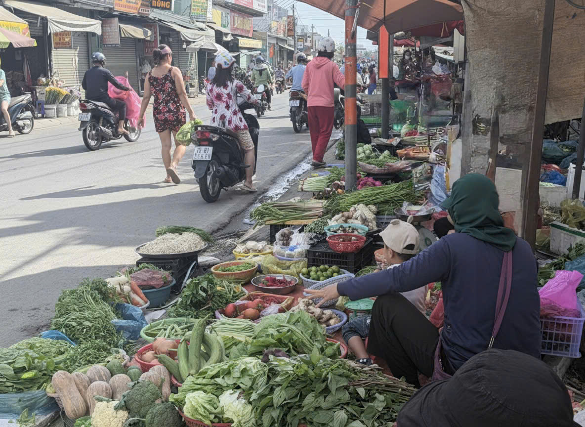 TP. Hồ Chí Minh: Chợ truyền thống mở sớm, nguồn hàng ổn định sau Tết