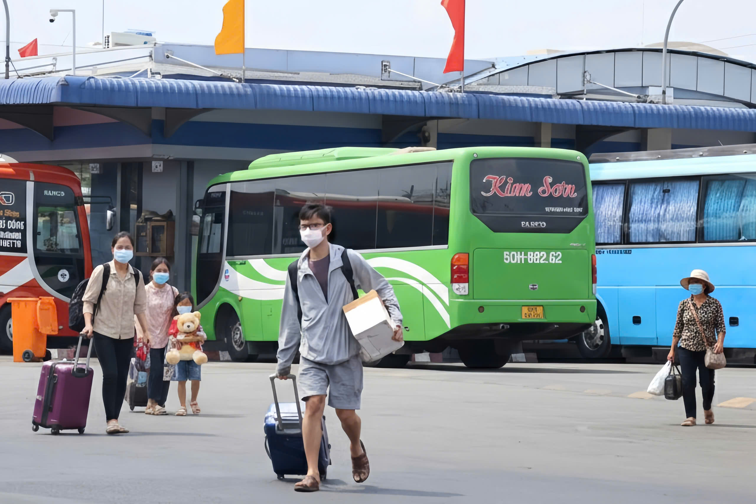 TP. Hồ Chí Minh: Dòng người trở lại sau Tết, bến xe đông từ sáng sớm