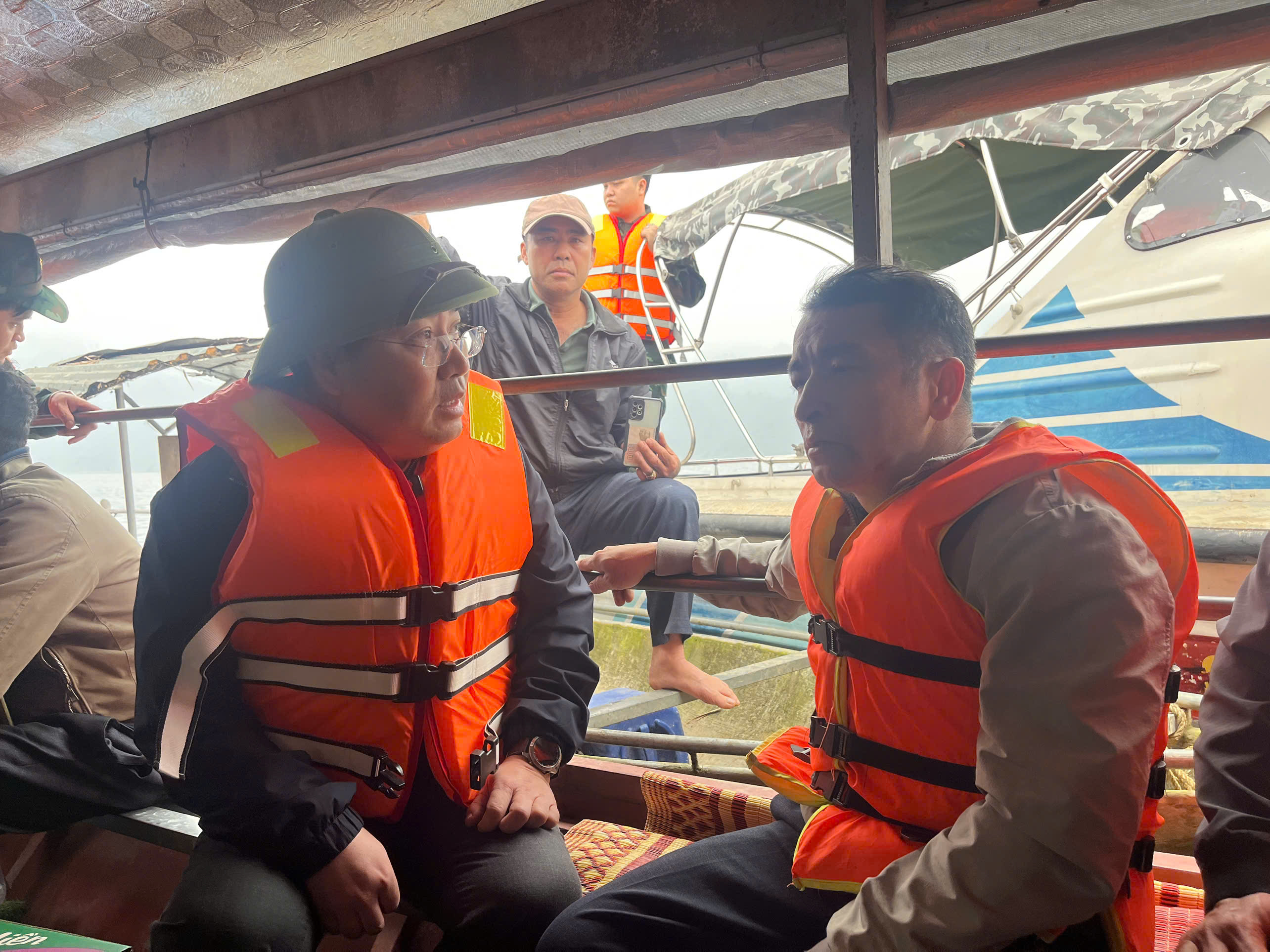 Chủ tịch tỉnh Lào Cai trực tiếp chỉ đạo cứu hộ vụ chìm tàu trên hồ Thác Bà