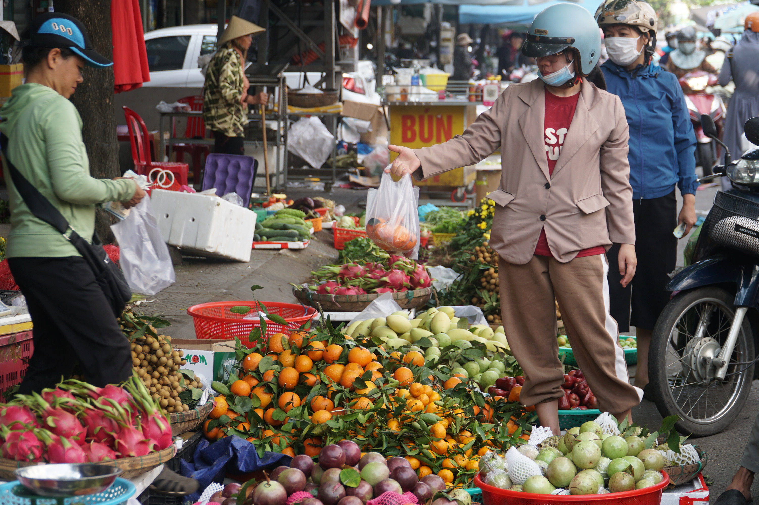 Tiểu thương Đà Nẵng mở bán trở lại, hàng hóa dồi dào
