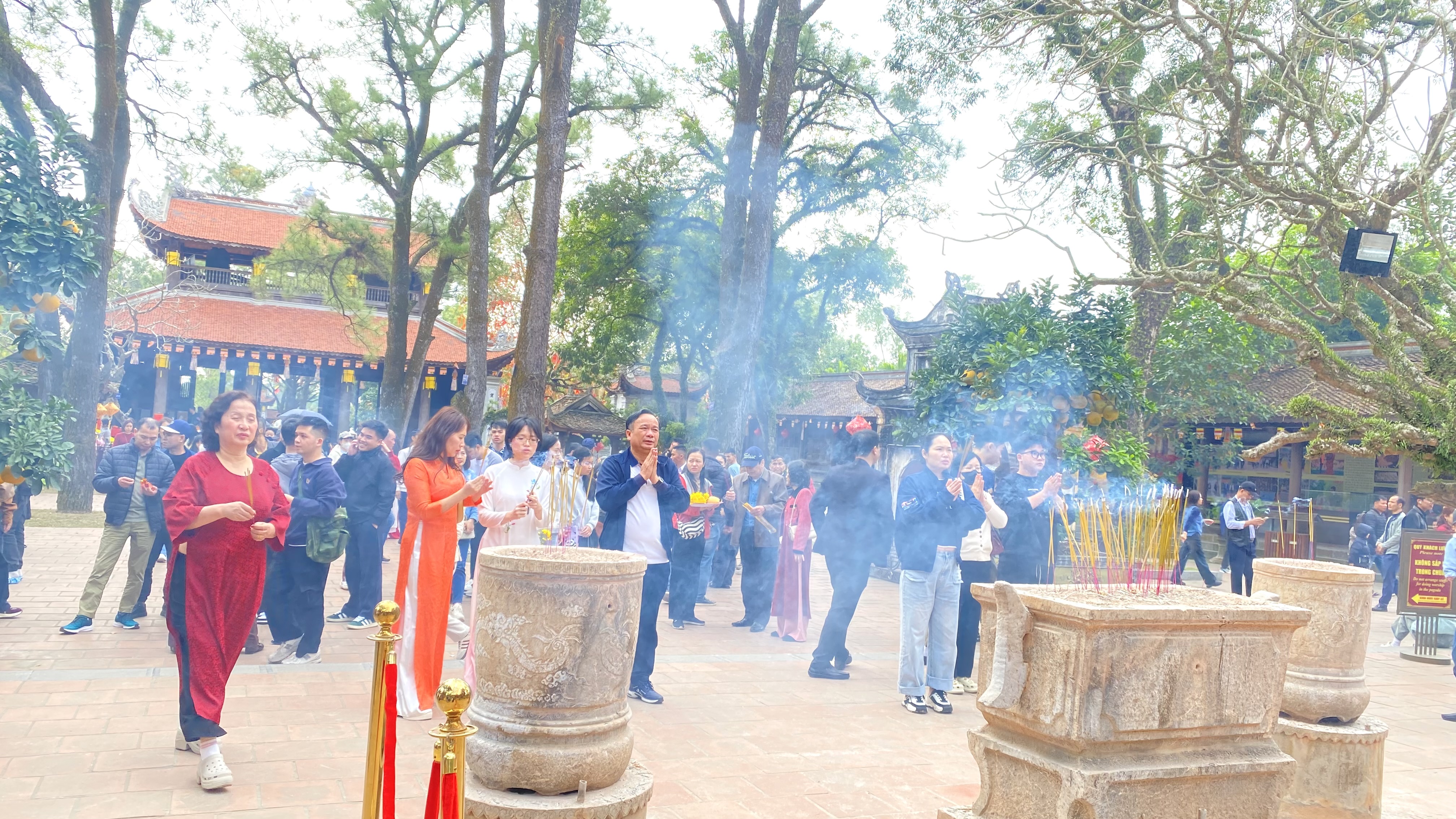 Dòng người đổ về di sản văn hóa thế giới Côn Sơn – Kiếp Bạc