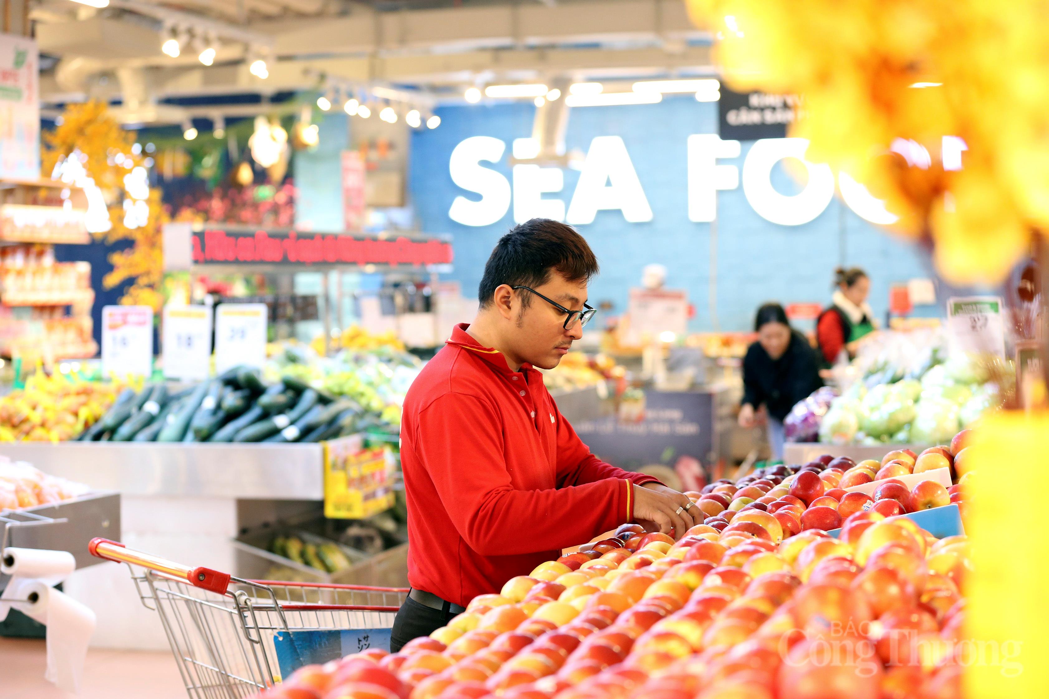 Thị trường hàng hóa mùng 6 Tết Bính Ngọ: Không khí mua sắm nhộn nhịp