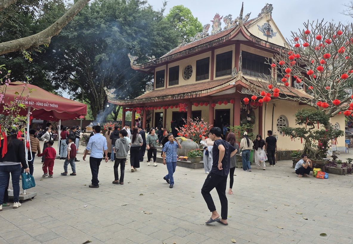 Hàng vạn du khách trẩy hội đầu xuân tại các điểm tâm linh xứ Thanh