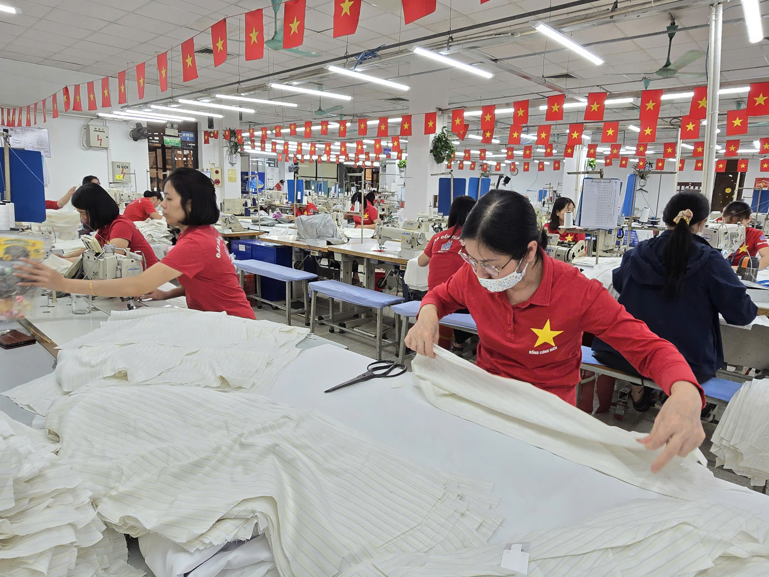 Hơn 12.000 lao động May 10 ra quân sản xuất đầu xuân Bính Ngọ