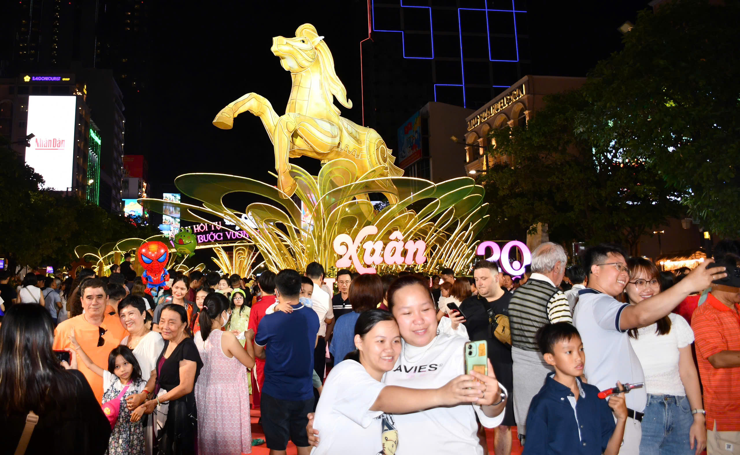 TP. Hồ Chí Minh: Hơn 1,8 triệu lượt khách tham quan đường hoa tết Bính Ngọ 