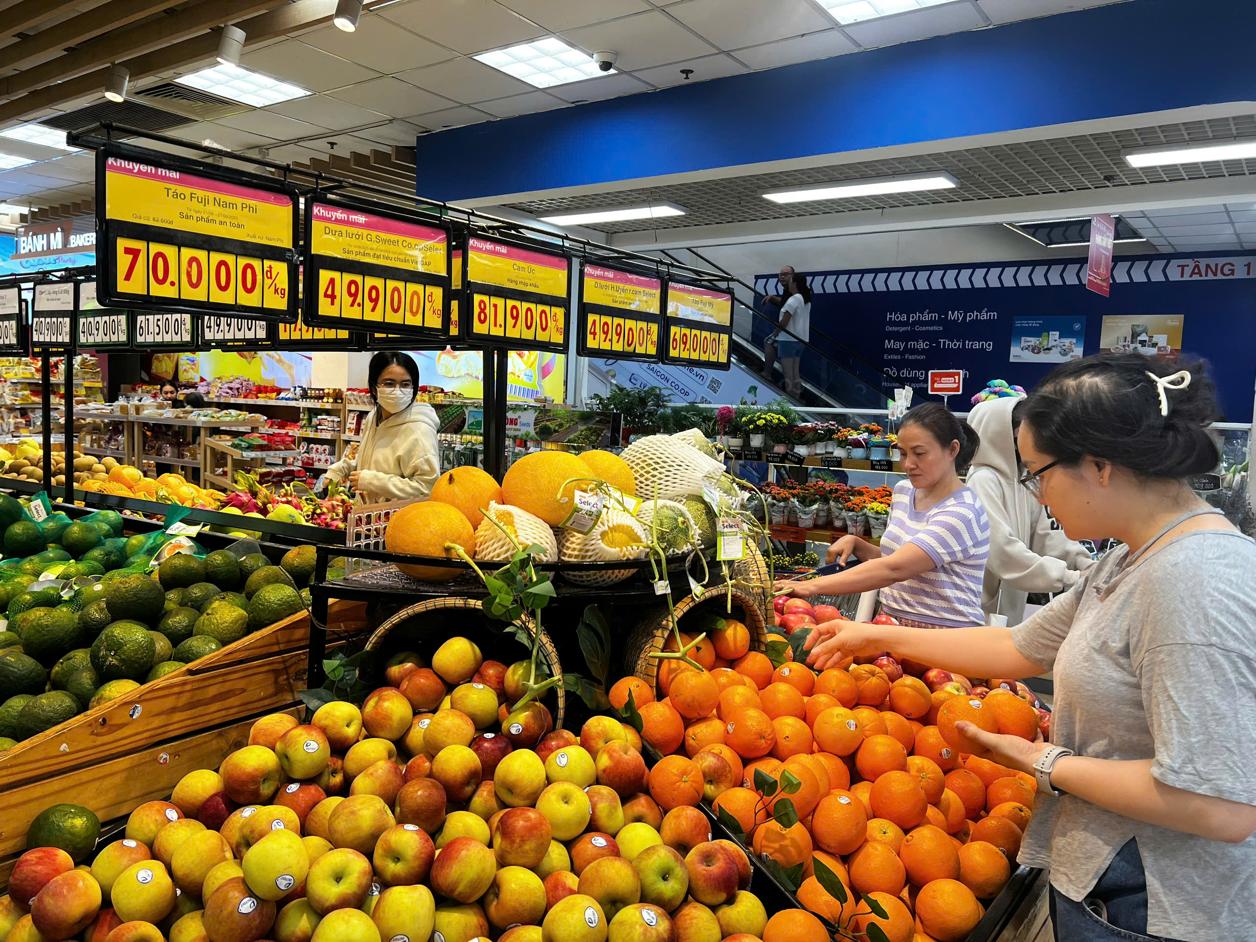 TP. Hồ Chí Minh: Chợ truyền thống, siêu thị đông khách trở lại sau Tết