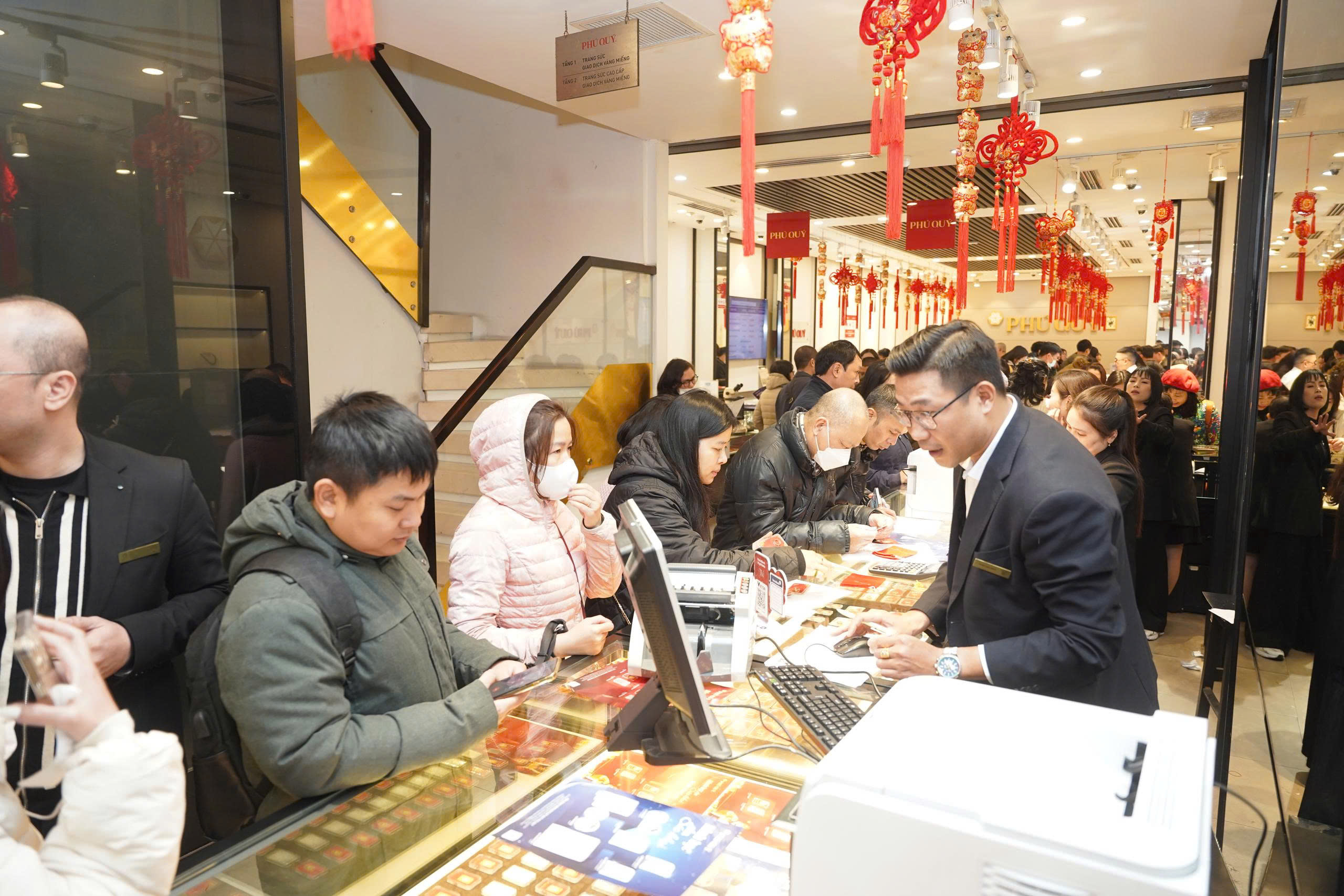 Bạc hút khách mạnh trước ngày vía Thần Tài