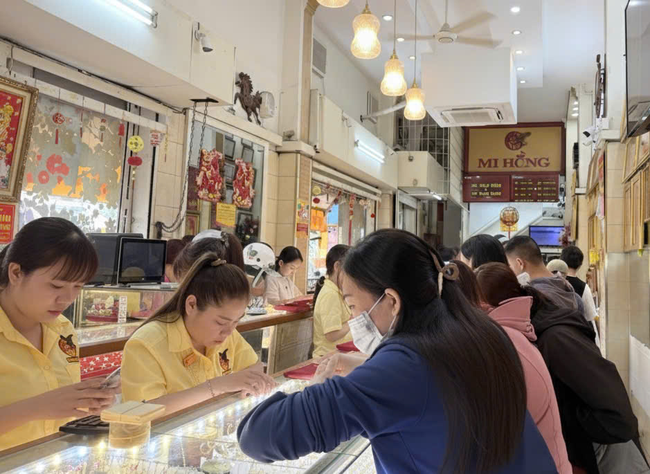 TP. Hồ Chí Minh: Tiệm vàng đông khách từ sớm trước ngày vía Thần Tài