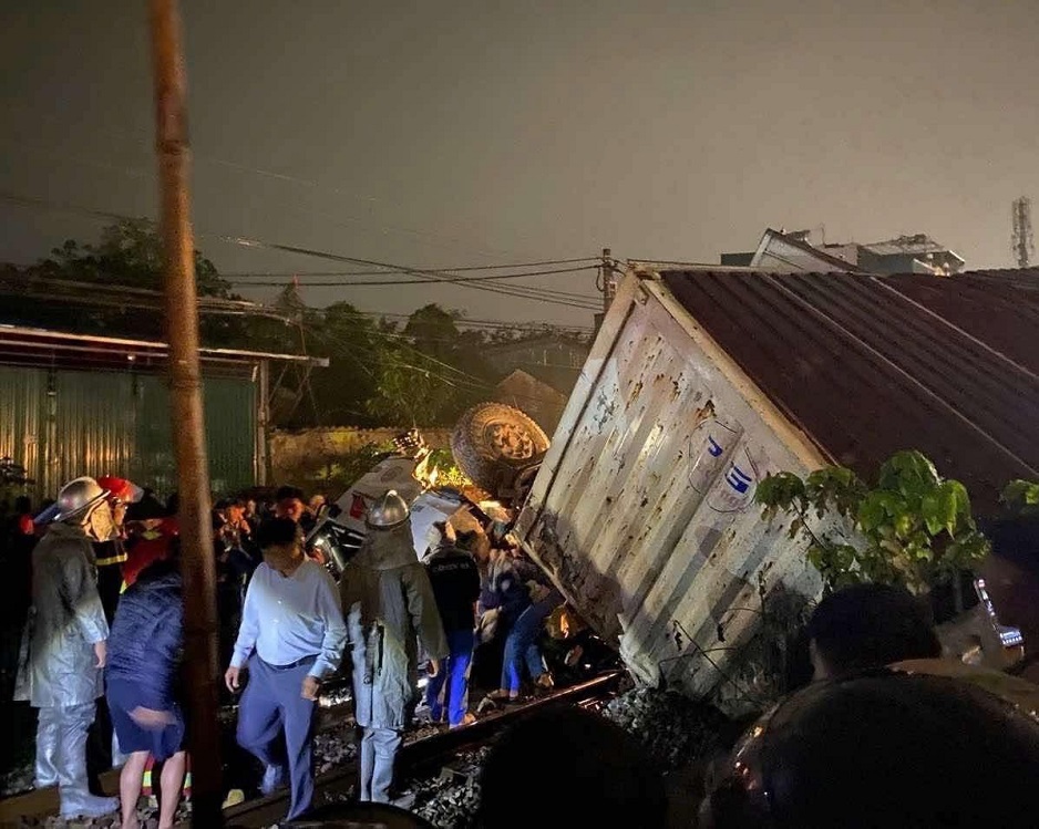 Diễn biến vụ xe tải bị tàu hỏa tông trực diện tại Hà Nội