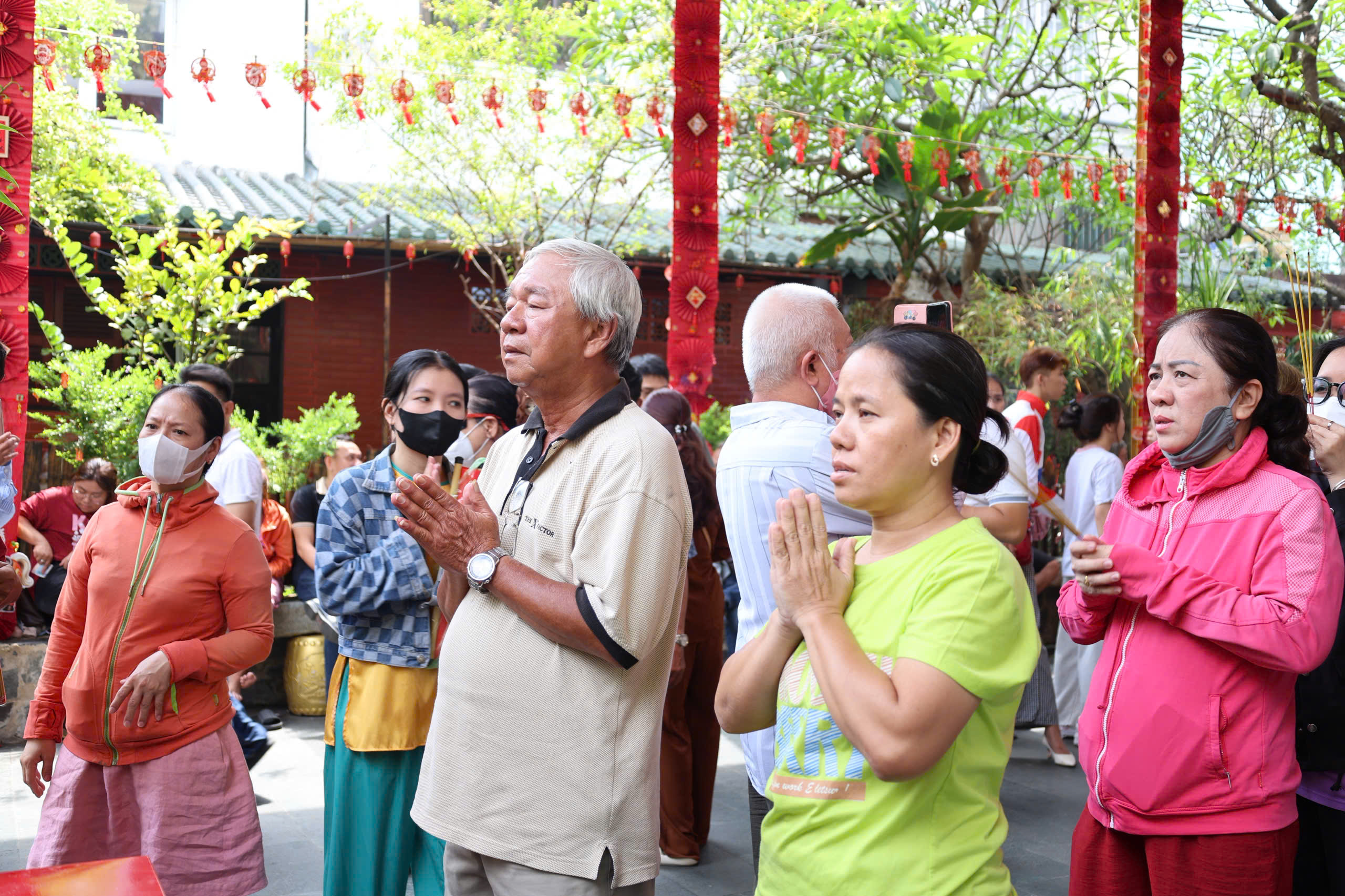 TP. Hồ Chí Minh: Tấp nập người dân đến dâng lễ ngày vía Ngọc Hoàng