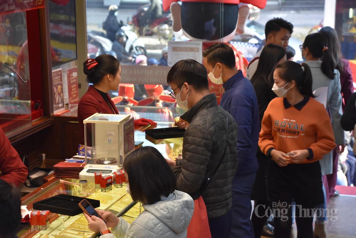 TP. Hồ Chí Minh: Người dân đội mưa, xếp hàng mua vàng ngày vía Thần Tài