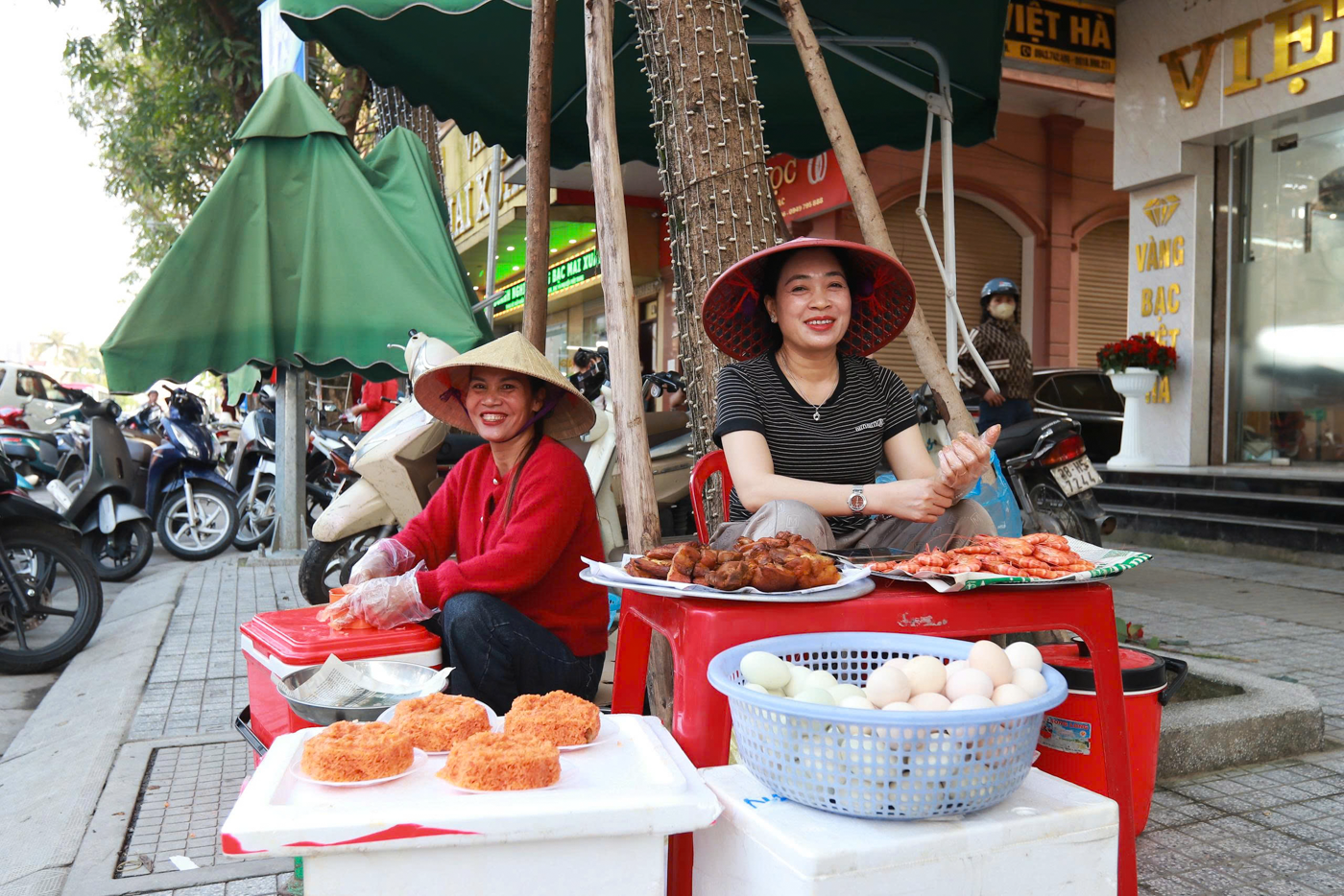 Bán xôi vỉa hè thu hàng chục triệu đồng trong ngày vía Thần Tài