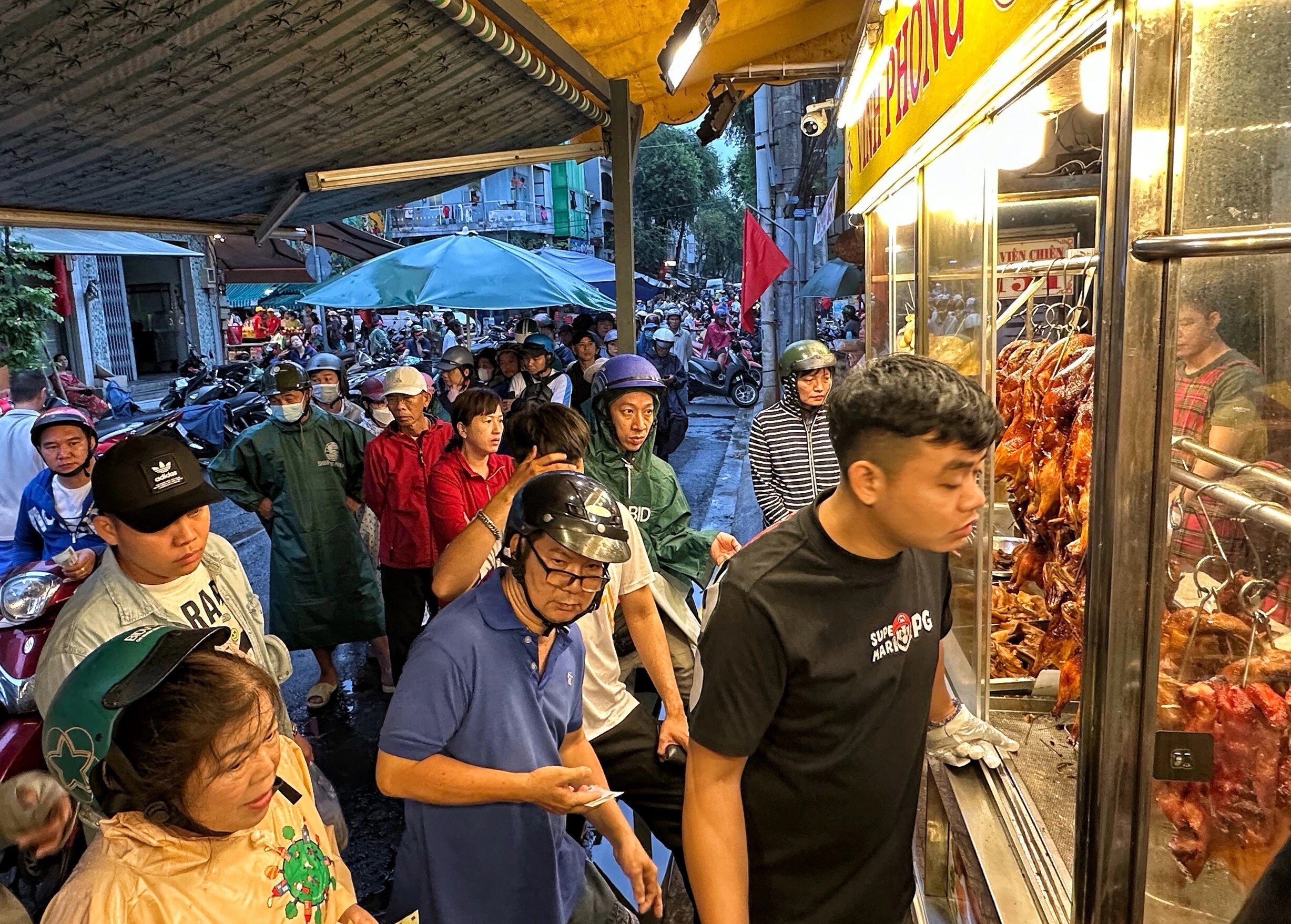 TP. Hồ Chí Minh: Cá lóc nướng, vịt quay, heo quay hút khách ngày vía Thần Tài