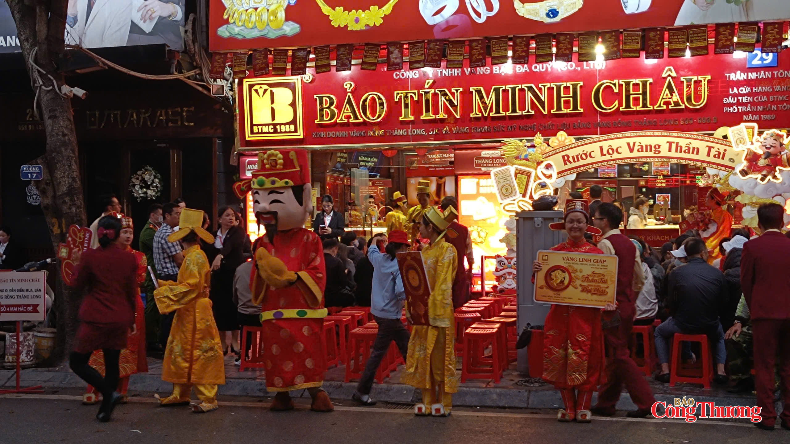 Chùm ảnh: Người dân Hà Nội xếp hàng mua vàng cầu may ngày vía Thần Tài