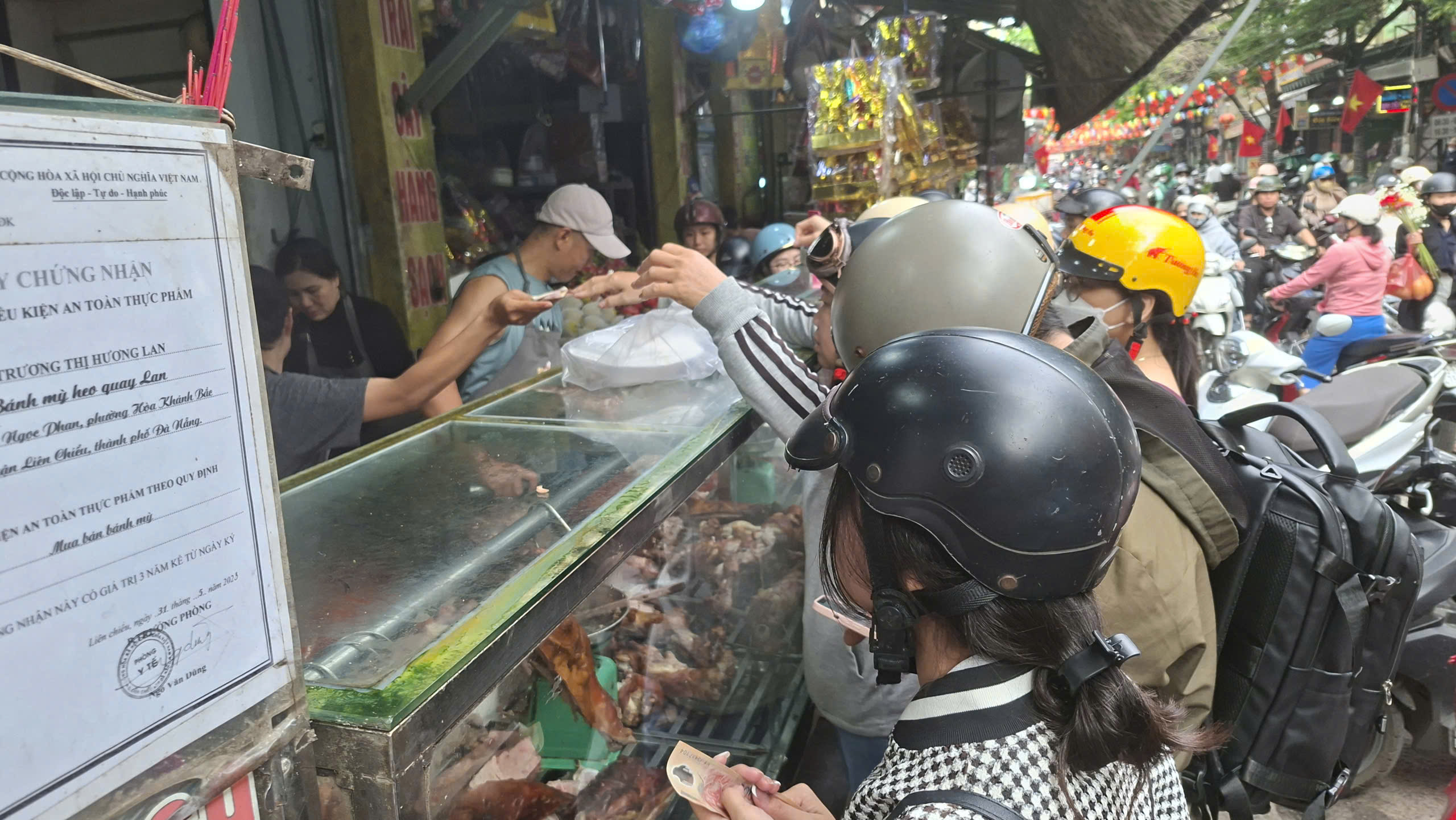 Đà Nẵng: Người dân chen chân mua đồ cúng Thần tài