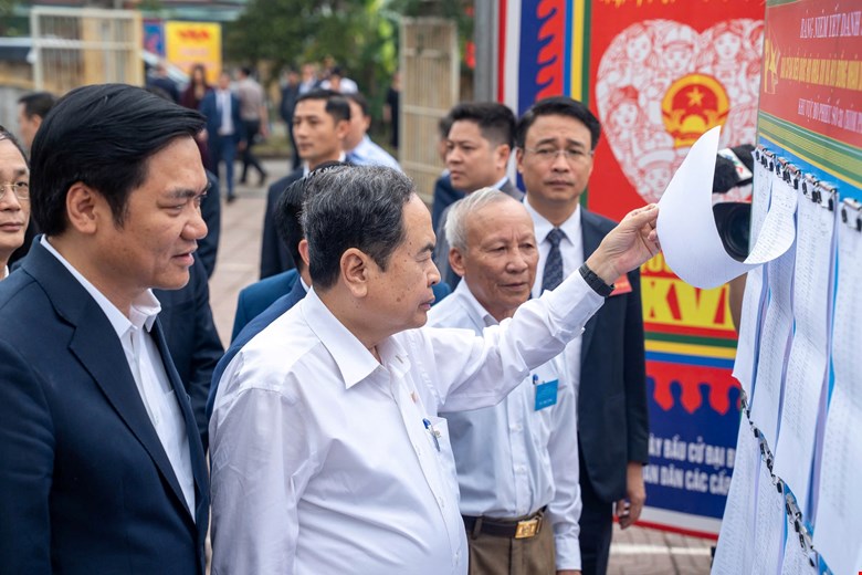 Chủ tịch Quốc hội kiểm tra công tác chuẩn bị bầu cử tại Nghệ An