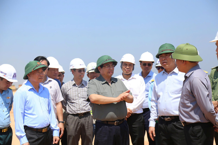 Thủ tướng kiểm tra Dự án đường cất hạ cánh số 2 sân bay Phù Cát