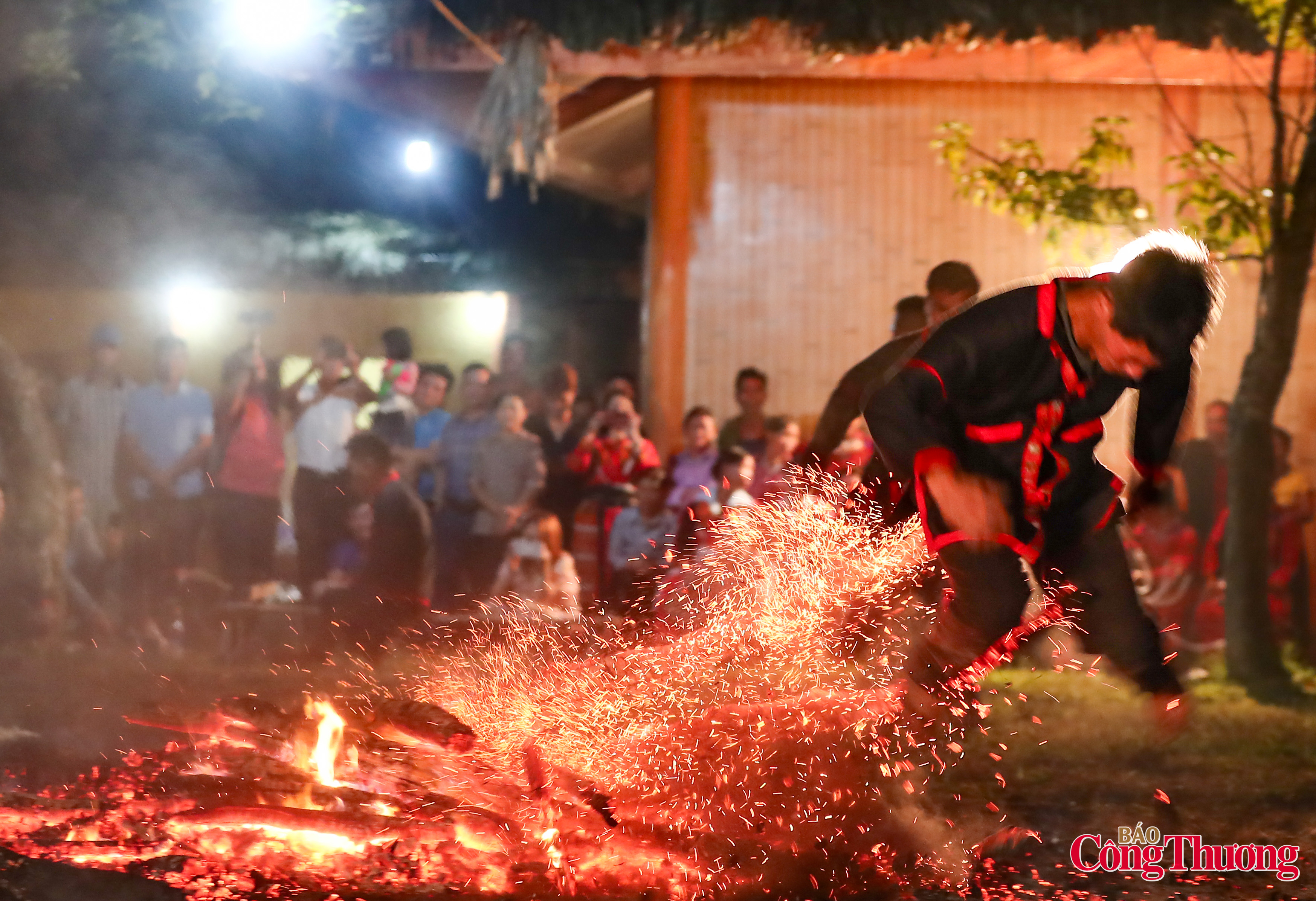 Bí ẩn lễ hội nhảy lửa của người Pà Thẻn 