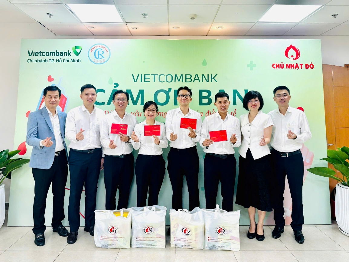 Vietcombank Thành phố Hồ Chí Minh lan tỏa tinh thần 'Chủ nhật đỏ'