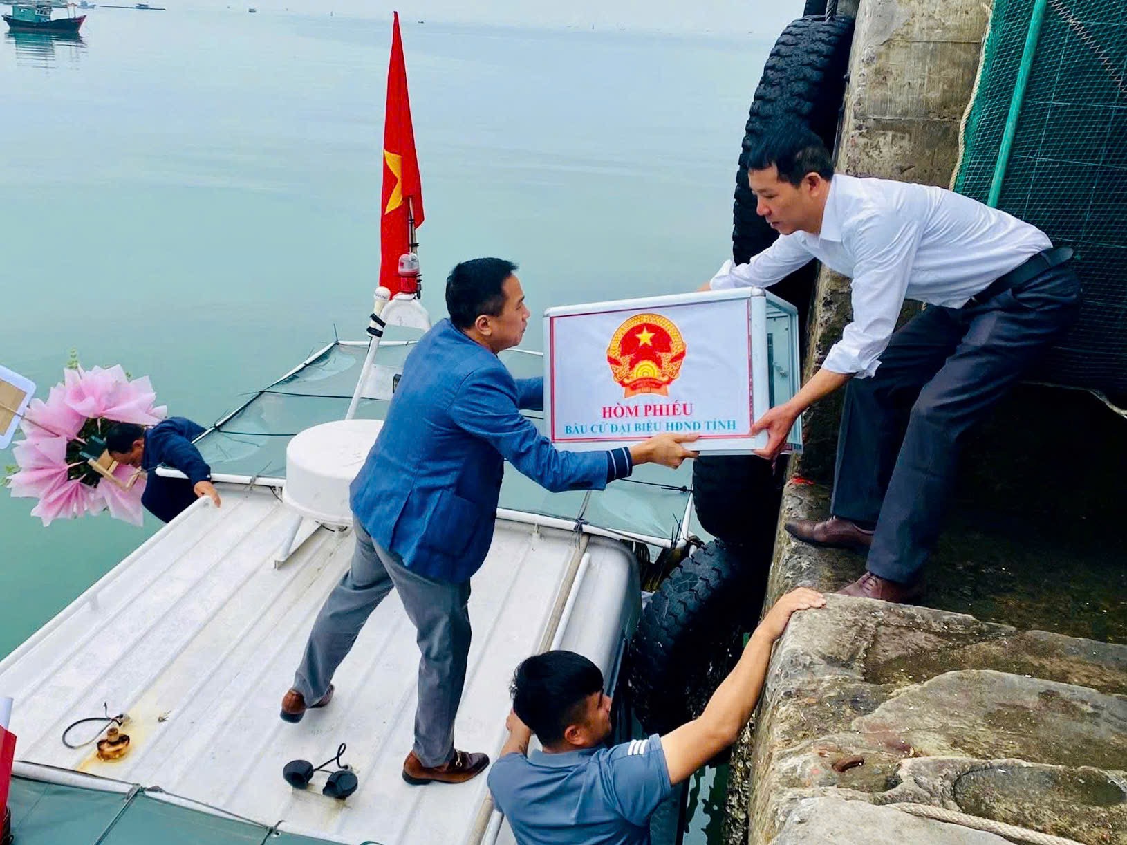 Chùm ảnh: Quảng Ninh rực rỡ cờ hoa trước ngày hội lớn của non sông