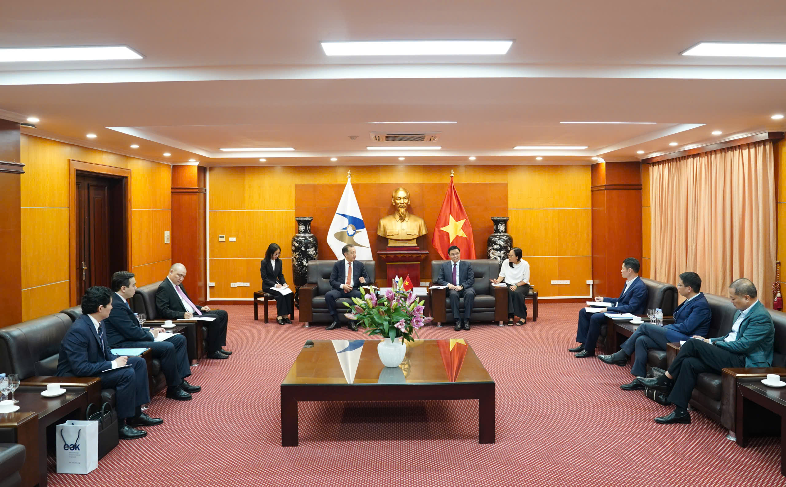 Quyền Bộ trưởng Lê Mạnh Hùng đề nghị EAEU mở cửa thị trường cho thủy sản Việt Nam