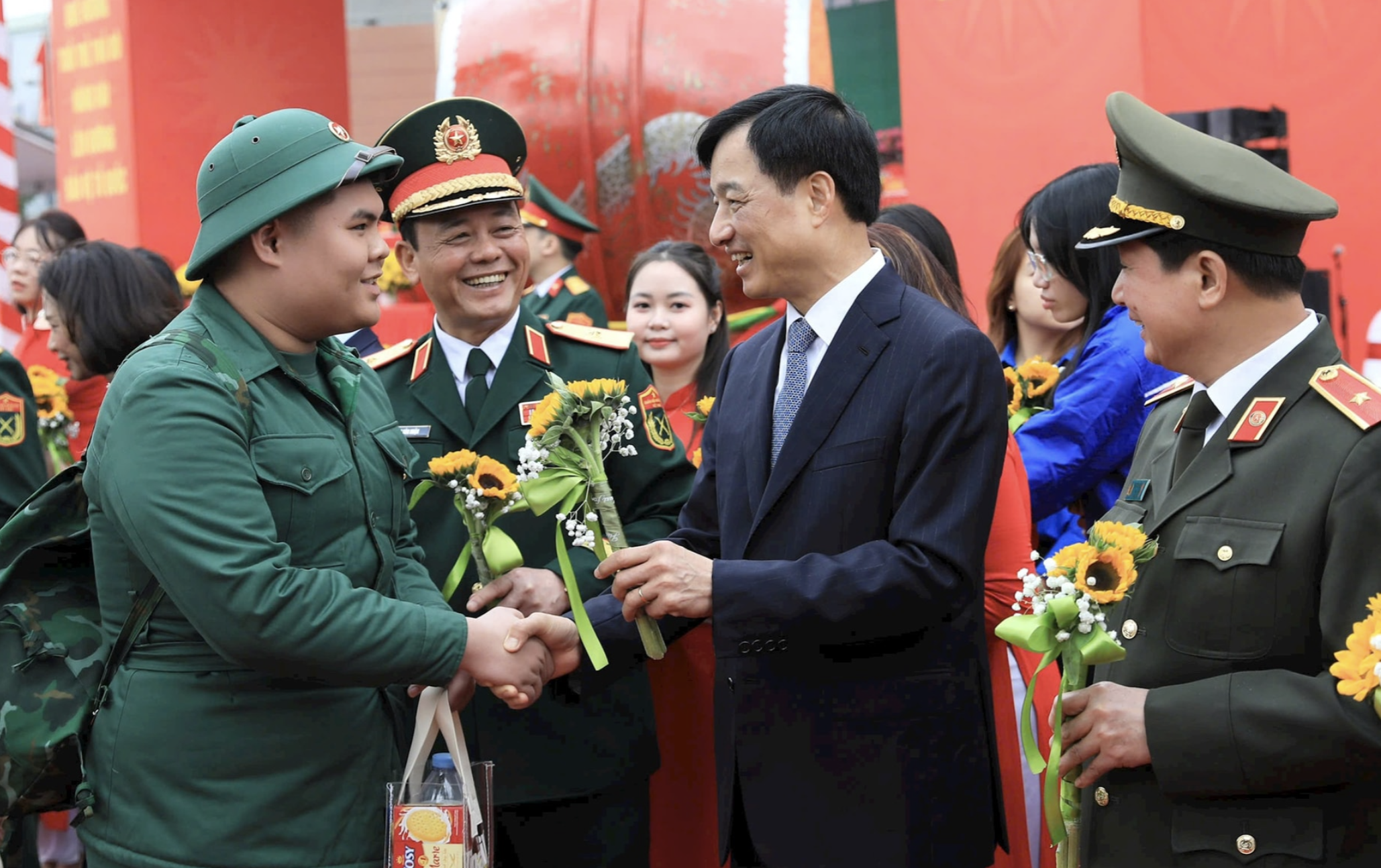 Bí thư Thành ủy Hà Nội tiễn tân binh lên đường nhập ngũ