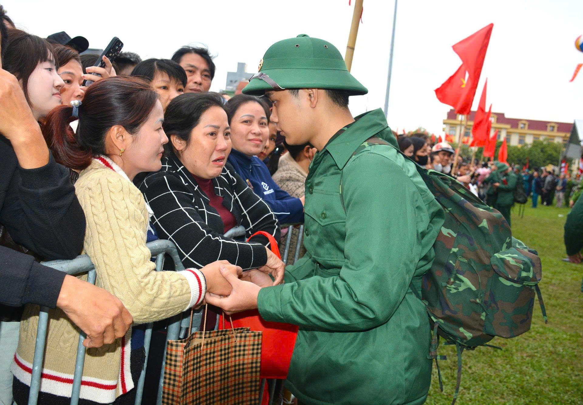 Chủ tịch UBND TP. Hà Nội động viên tân binh lên đường nhập ngũ 