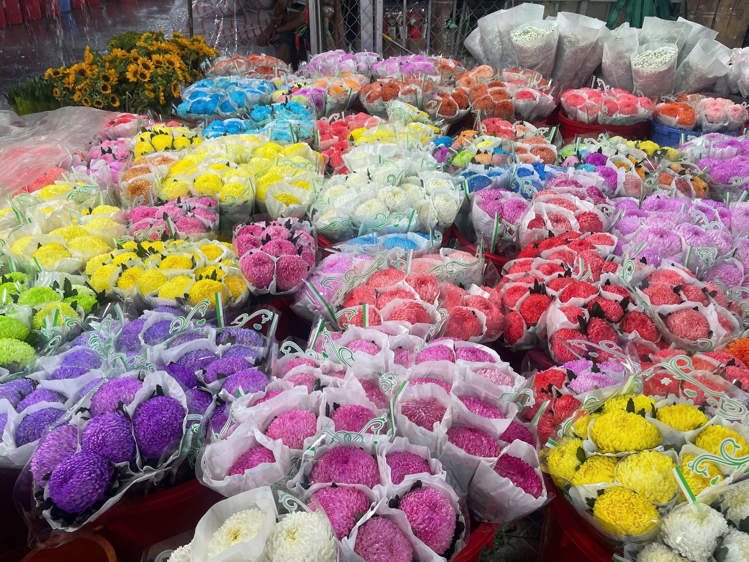 TP. Hồ Chí Minh: Hoa tươi và quà tặng độc đáo hút khách trước thềm 8/3