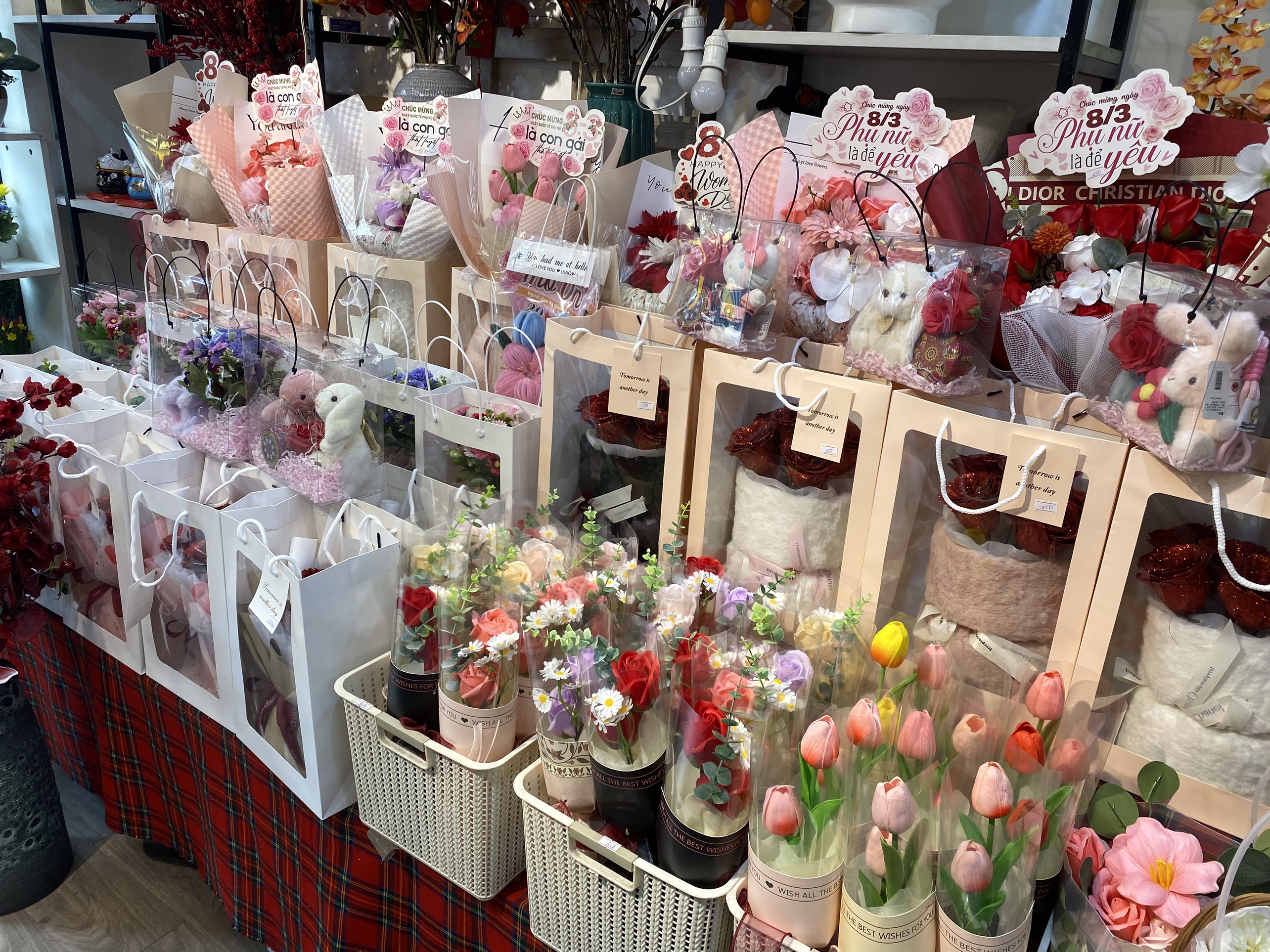 Combo quà tặng nhỏ xinh hút khách dịp Quốc tế Phụ nữ 8/3 