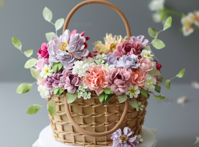 Thị trường quà tặng 8/3 sôi động, giỏ hoa có thể 'ăn được' hút khách