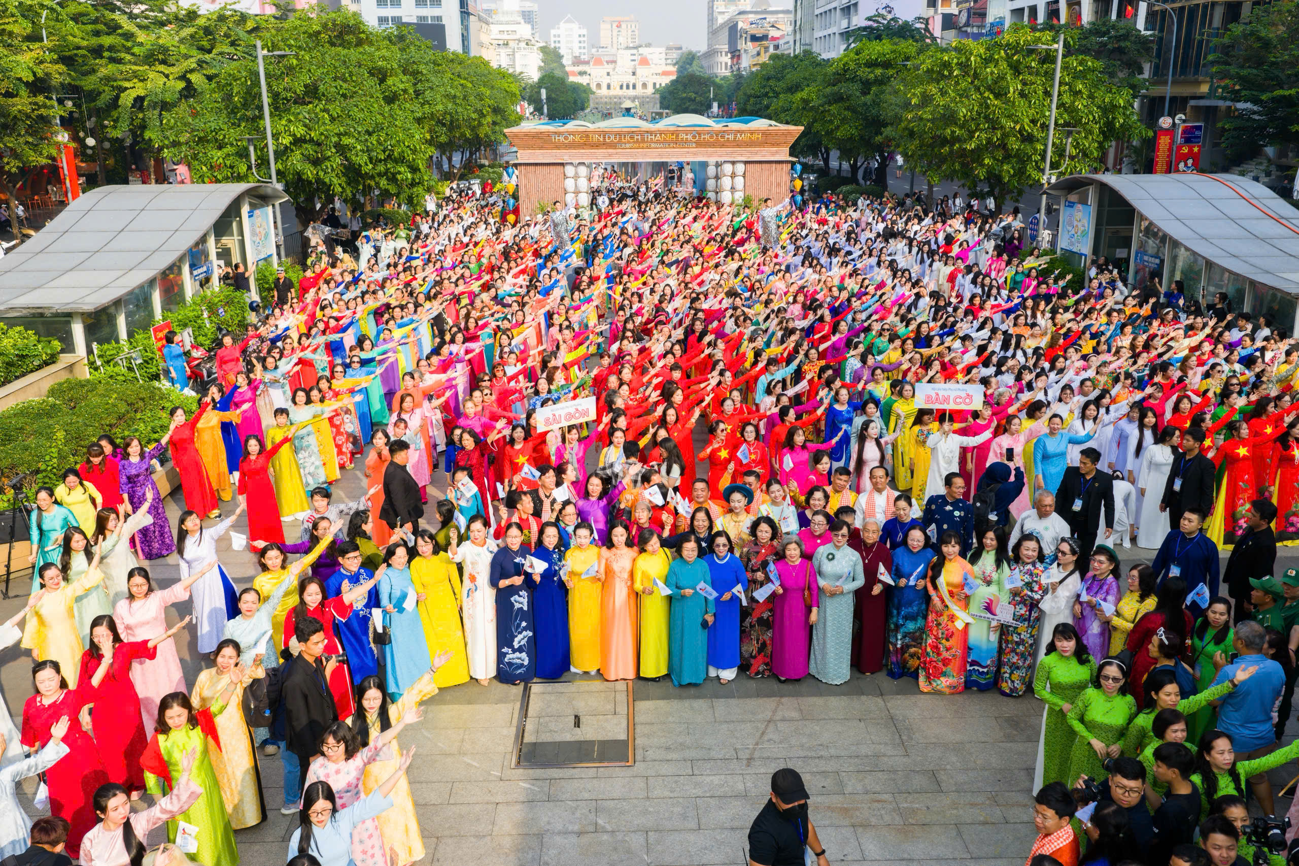 Hàng nghìn người đồng diễn áo dài trên phố đi bộ Nguyễn Huệ sáng 8/3 