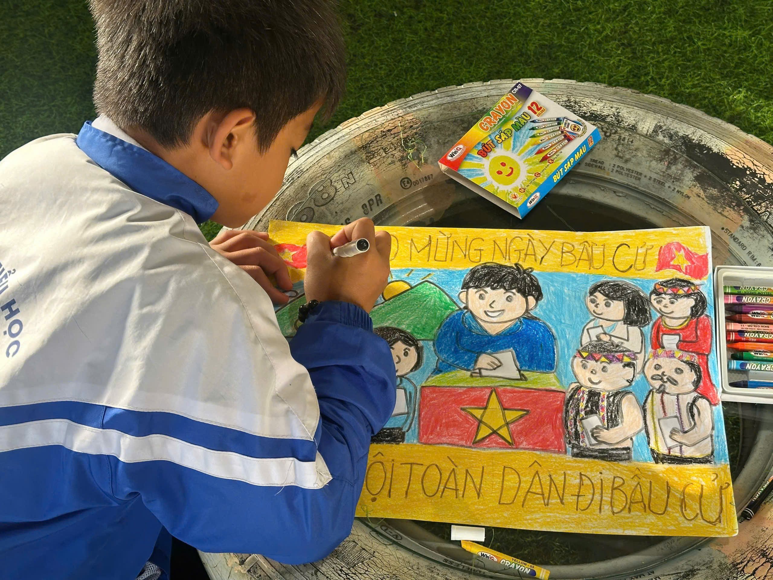 Quảng Ngãi: Học sinh đồng bào Xơ Đăng vẽ tranh cổ động bầu cử