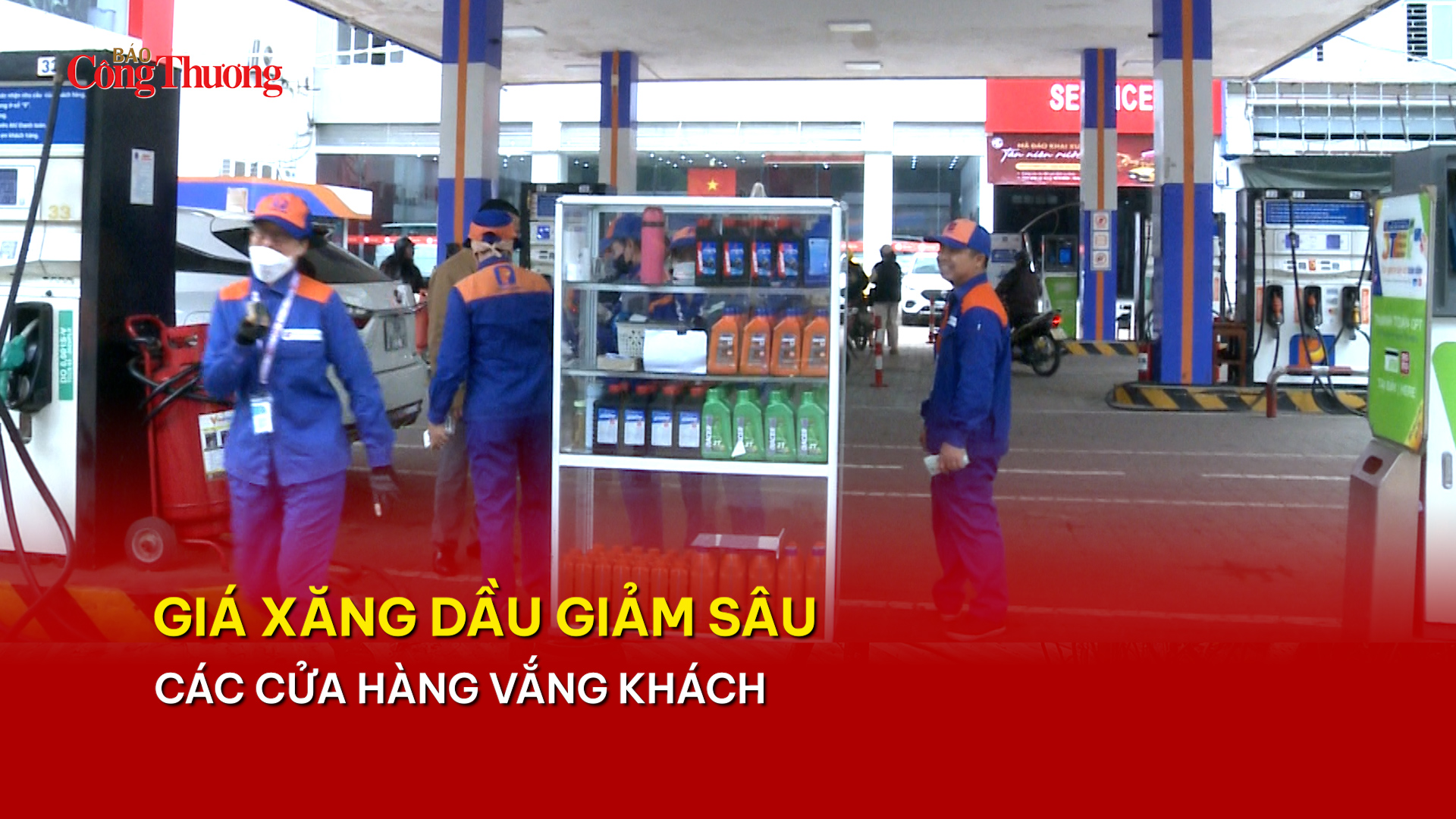 Giá xăng dầu giảm sâu, các cửa hàng vắng khách